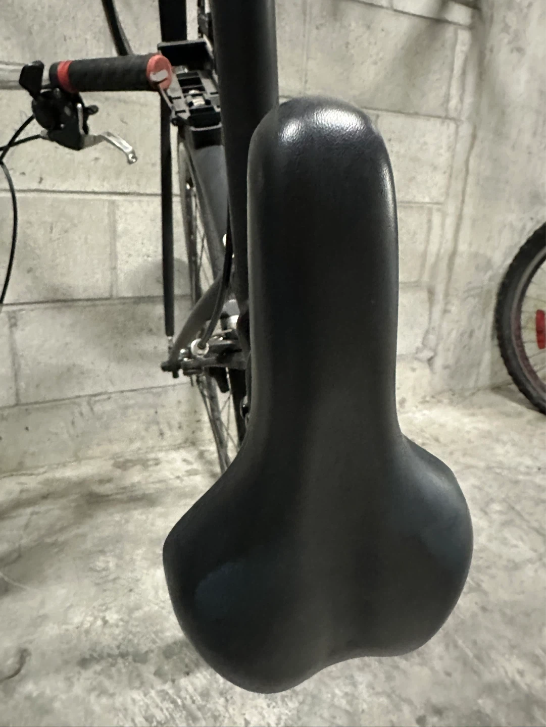 Like-new Lightweight City Bike - fits 5’4” to 5’10” - photo 3