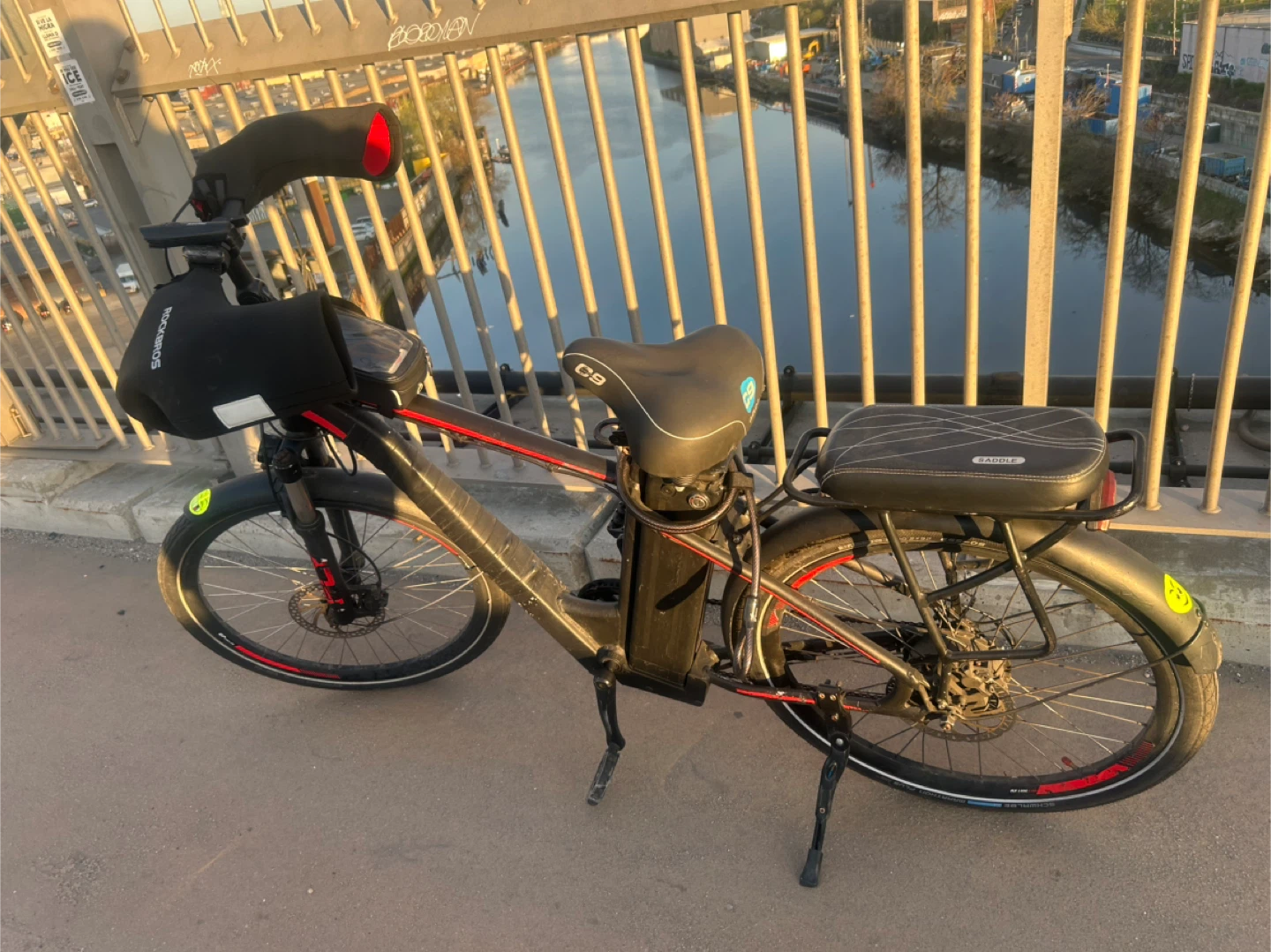 Black Electric Comfort Bike with Rack - photo 5