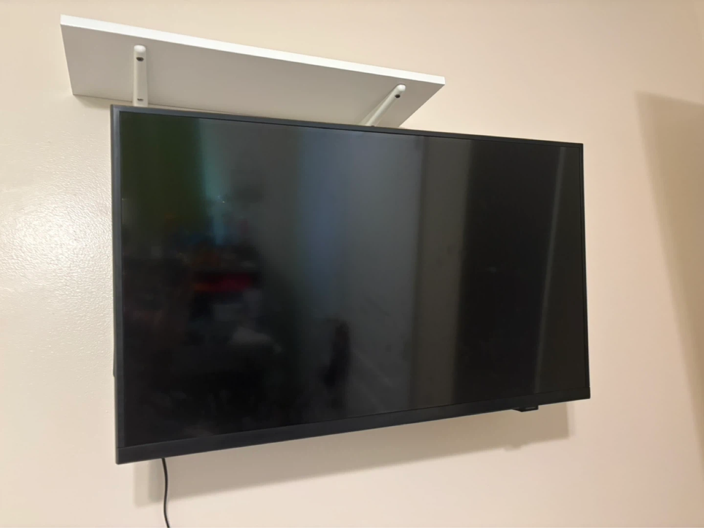 Cracked Samsung 32-Inch Smart TV 🌱