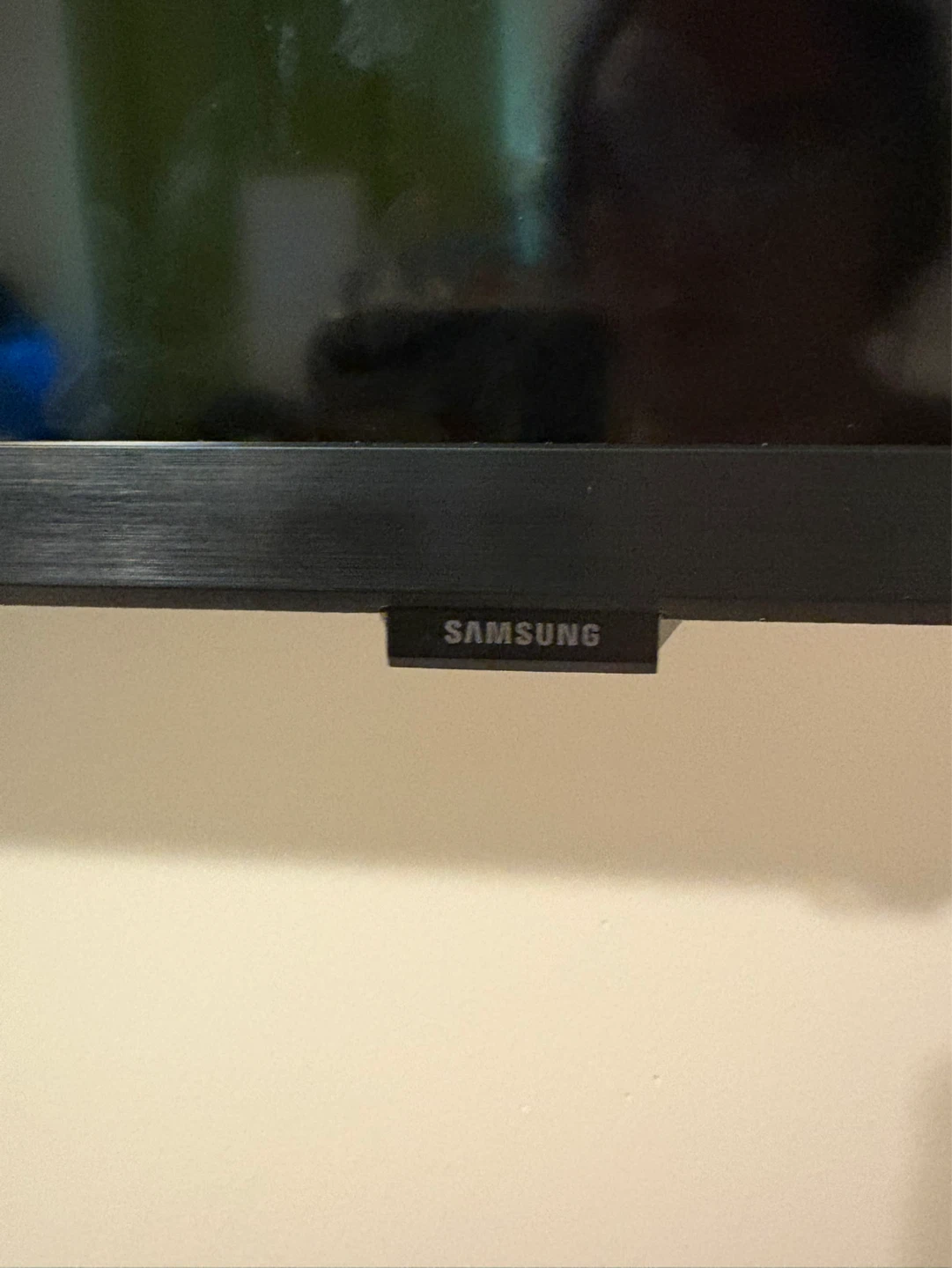 Cracked Samsung 32-Inch Smart TV 🌱 - photo 2