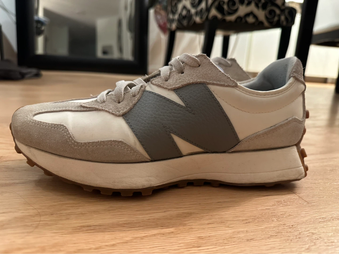 New Balance 327 size 9.5US