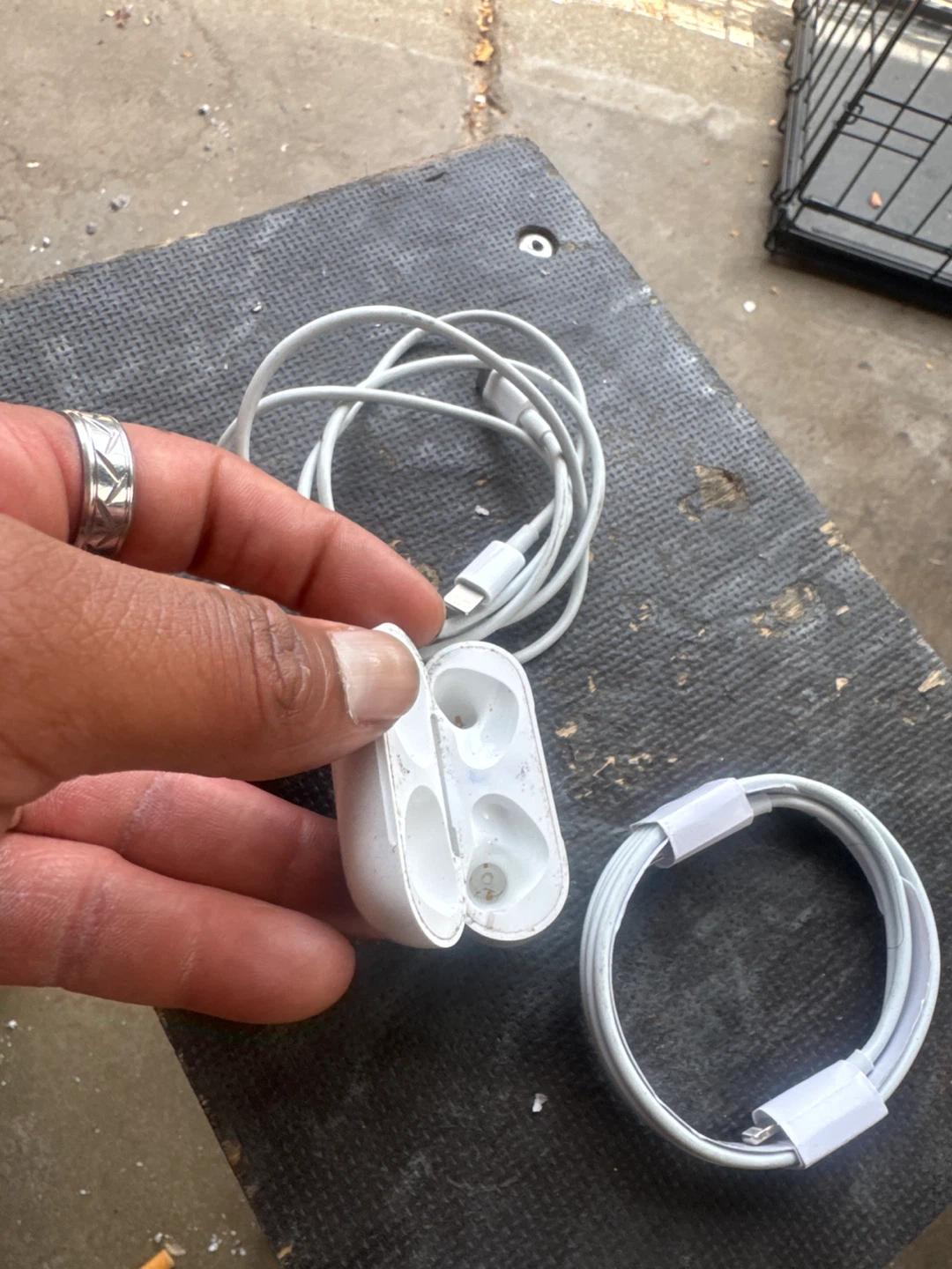 Apple AirPods Pro Charging Case with USB-C Cable - photo 2