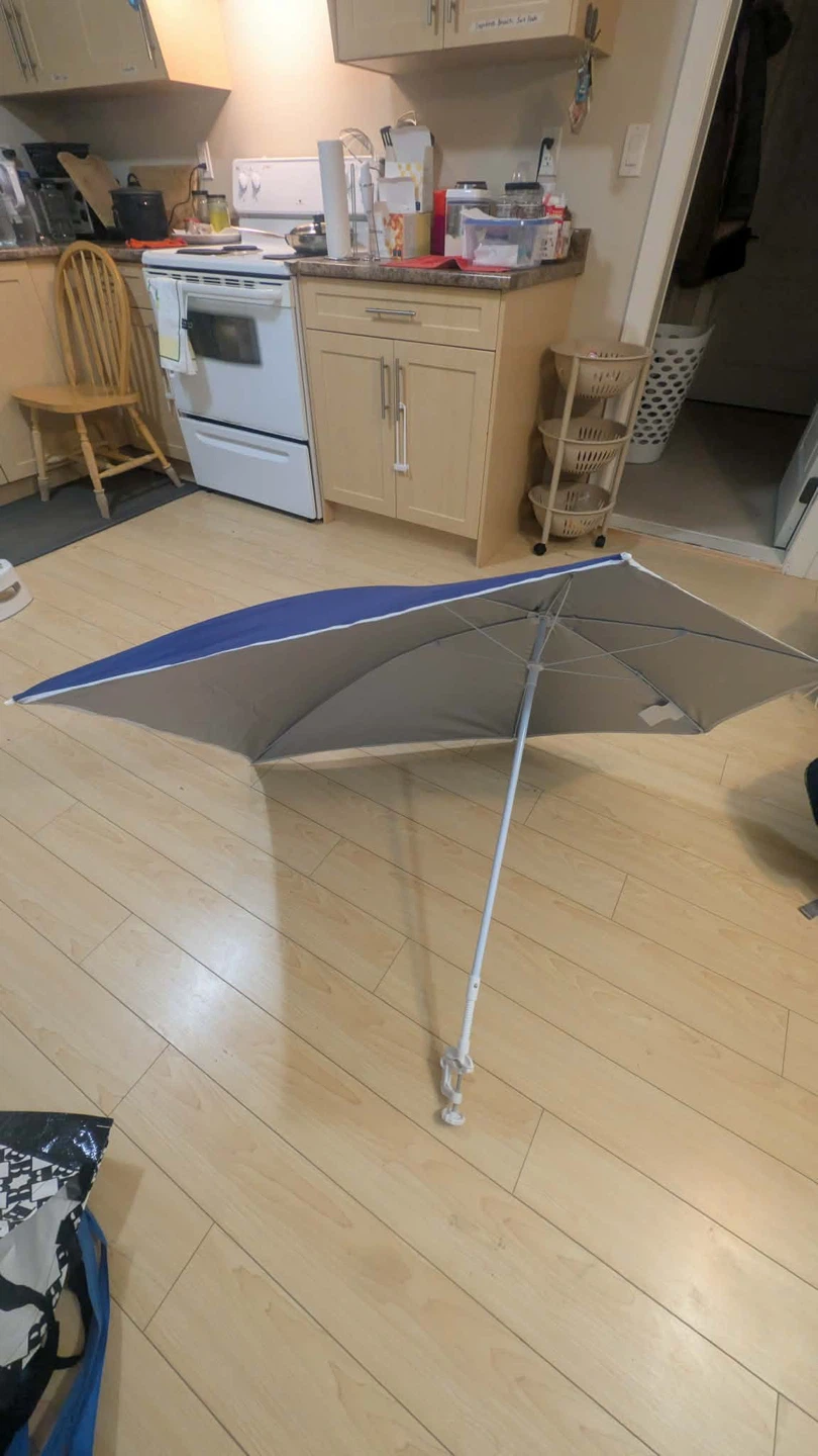 Clamp-on umbrella for wagon and stroller - photo 2
