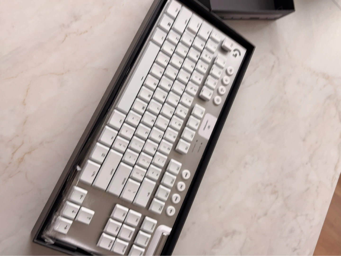 LNIB Logitech G915 TKL Silver/White Keyboard - photo 2