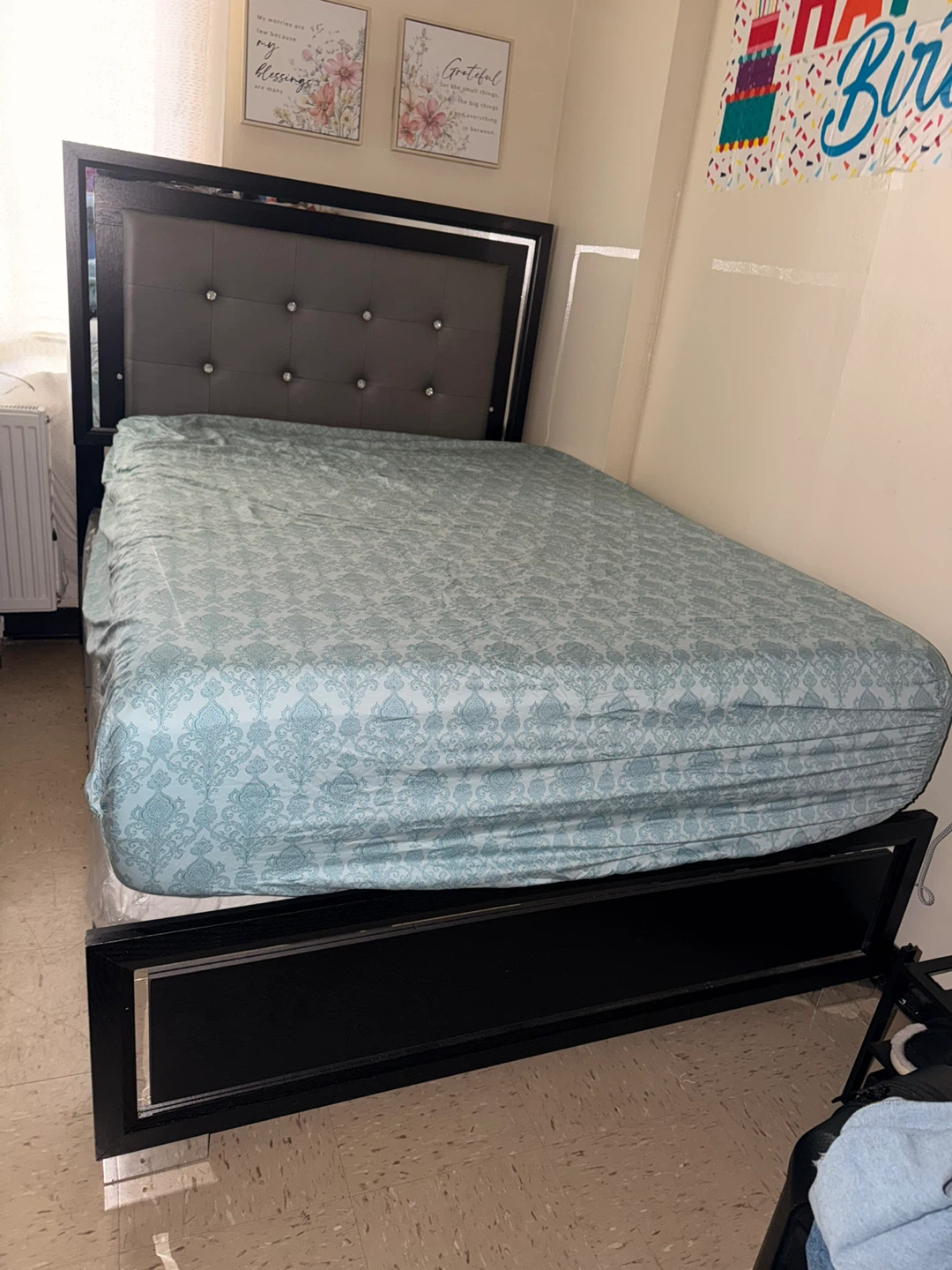 Full Size Bed and chest - photo 2