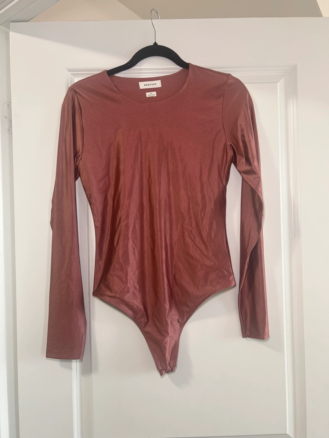 BABATON aritzia satinette long sleeve bodysuit taupe blush M - photo 3