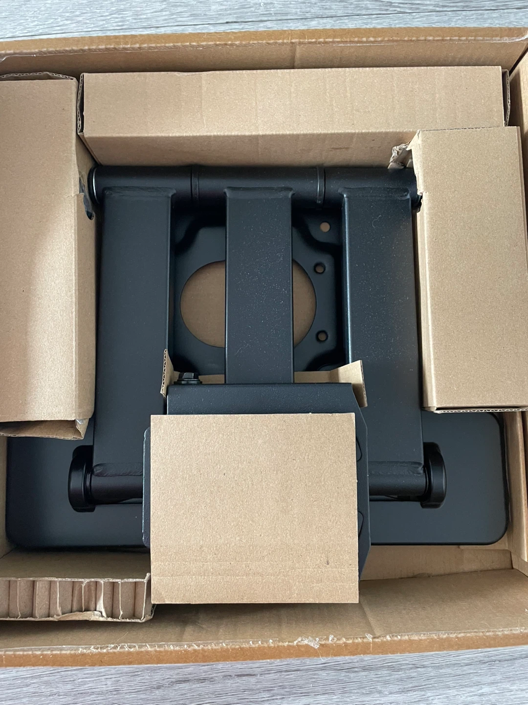 Amazon Basics Articulating TV Wall Mount - photo 2