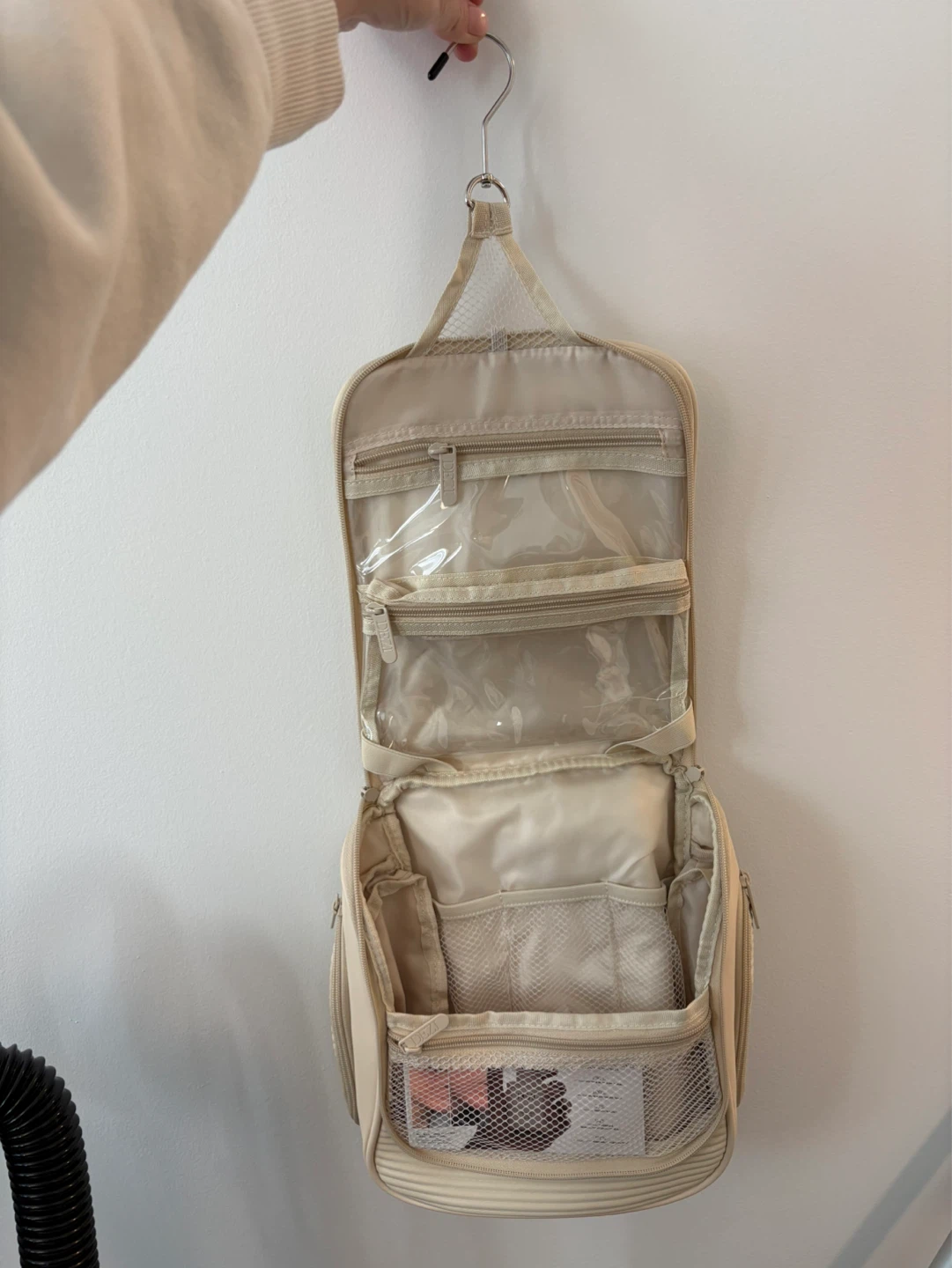 DEZI Hanging Toiletry Bag - photo 2