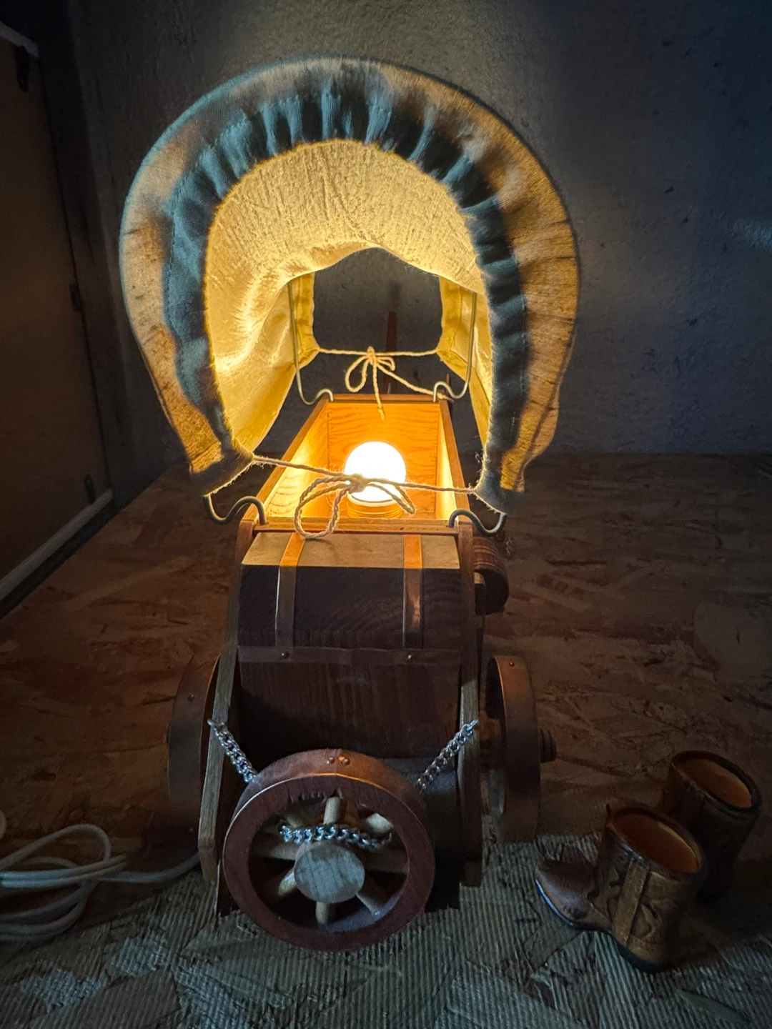 Vintage Covered Wagon Table Lamp with Dolls and Boots - photo 3