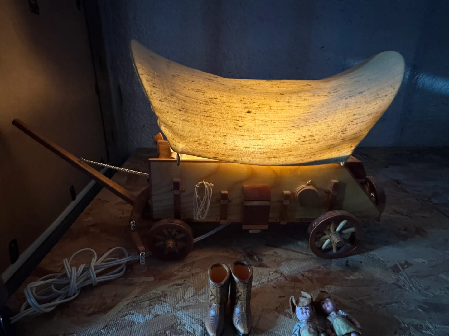 Vintage Covered Wagon Table Lamp with Dolls and Boots - photo 2