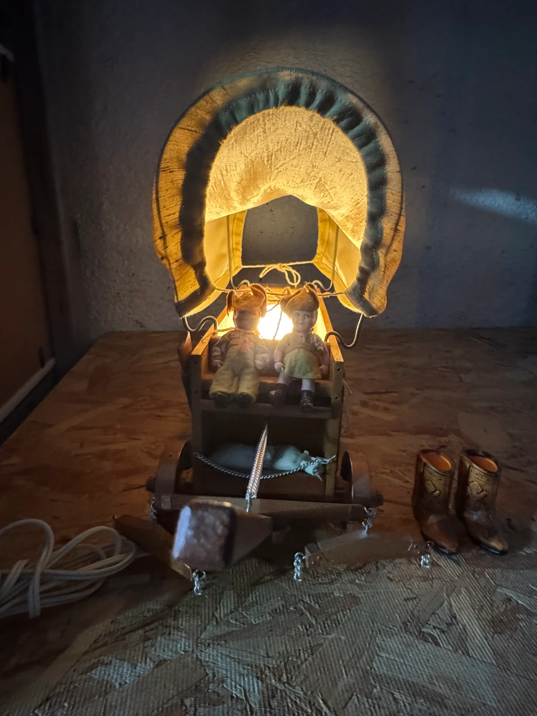 Vintage Covered Wagon Table Lamp with Dolls and Boots - photo 4