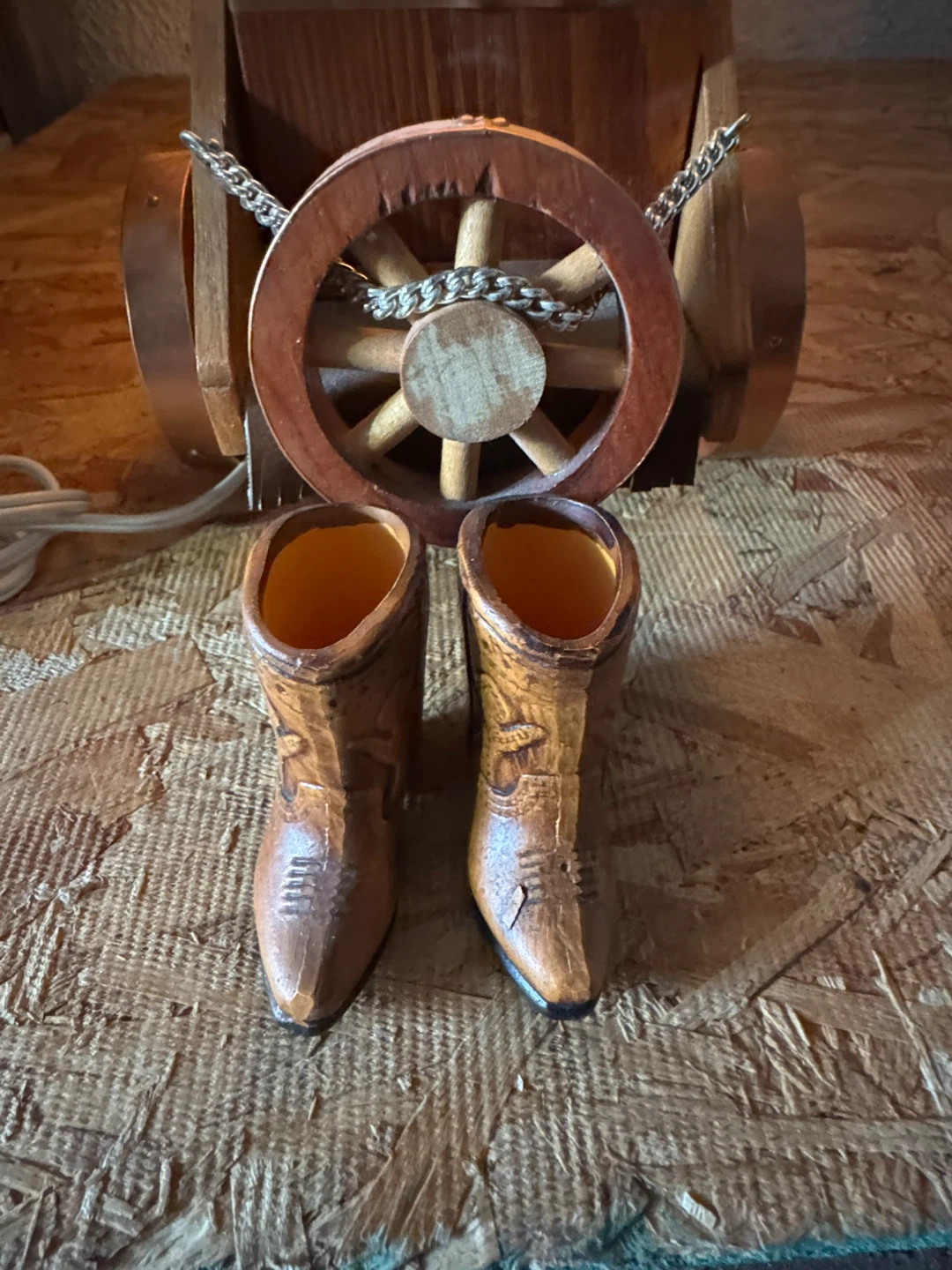 Vintage Covered Wagon Table Lamp with Dolls and Boots - photo 5