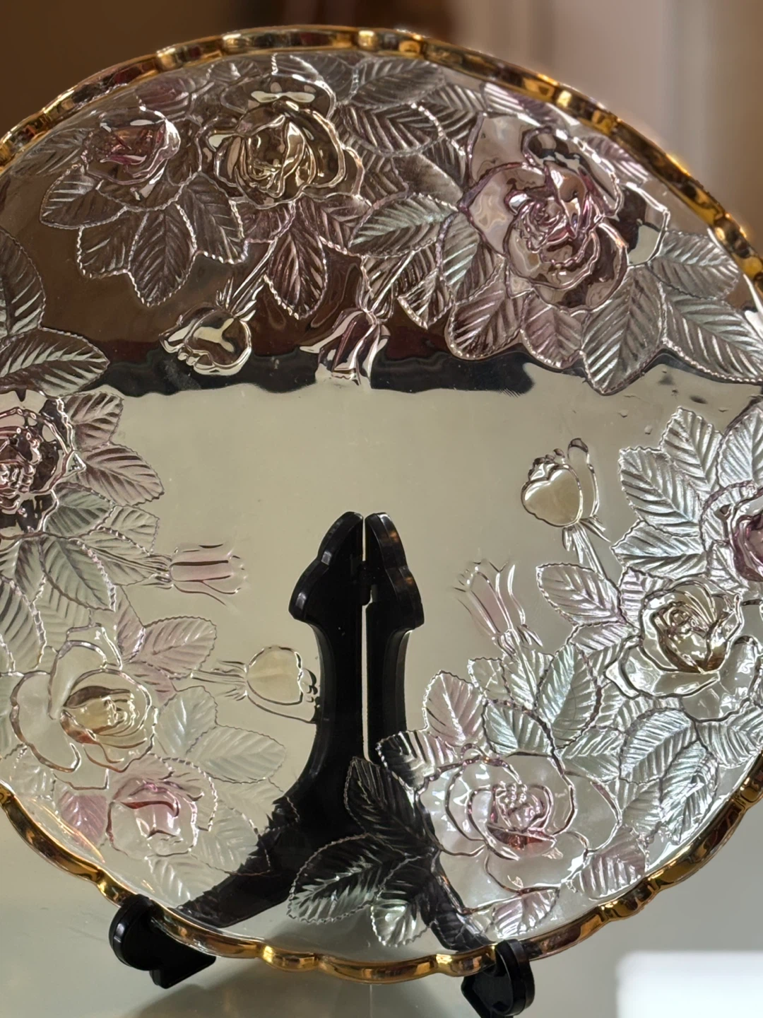 Crystal decorative plate featuring a embossed