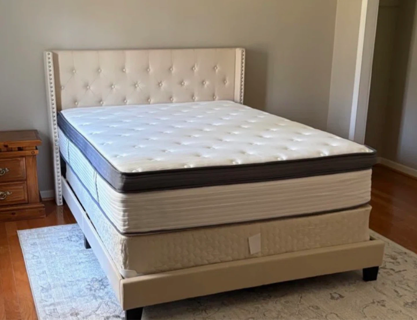 Queen bed with bench - photo 2