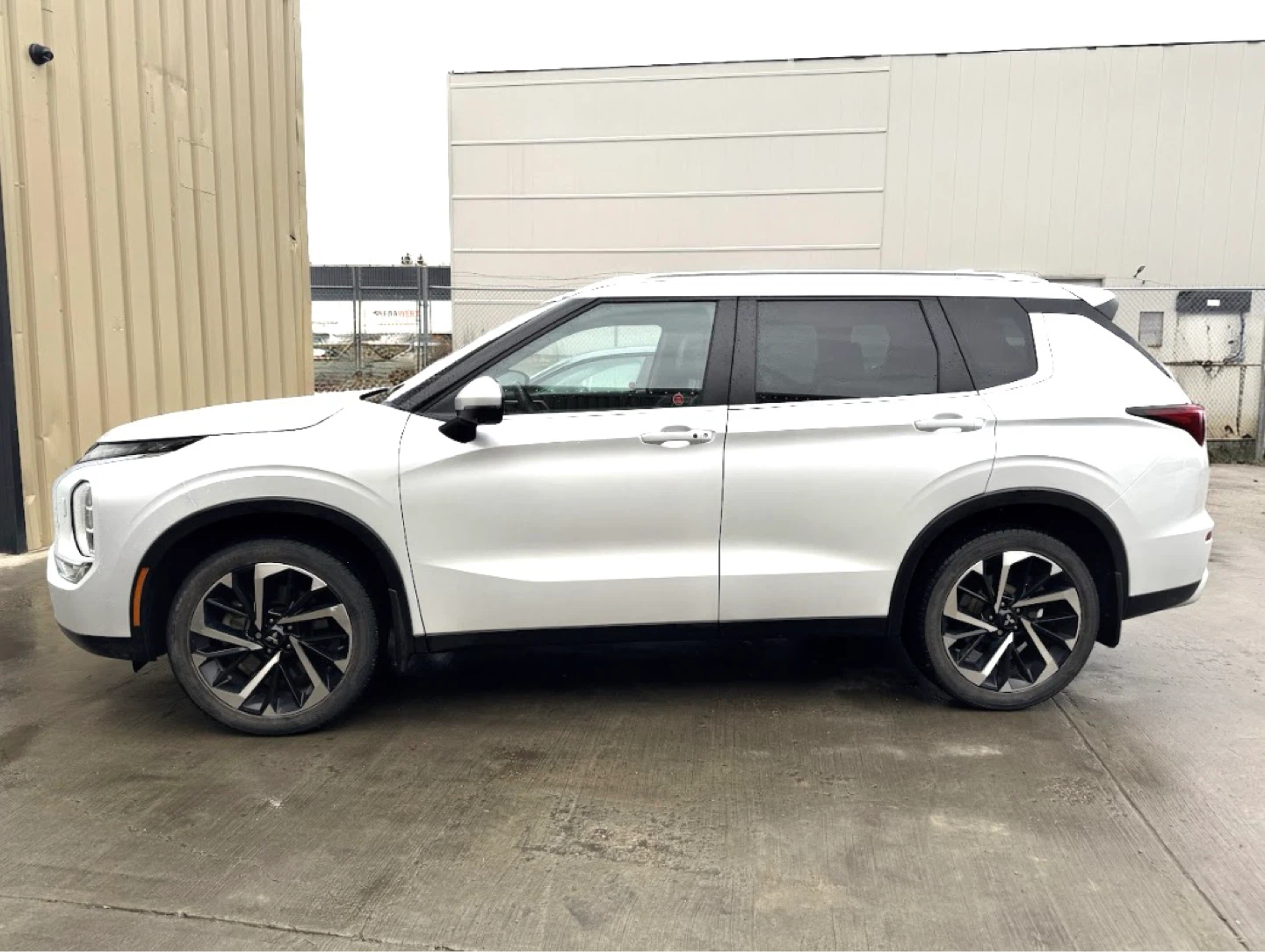 2023 Mitsubishi Outlander S-AWC AWD - photo 4