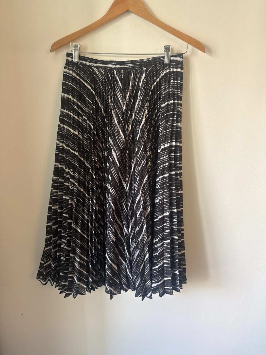 Banana Republic Pleated Skirt Size 4