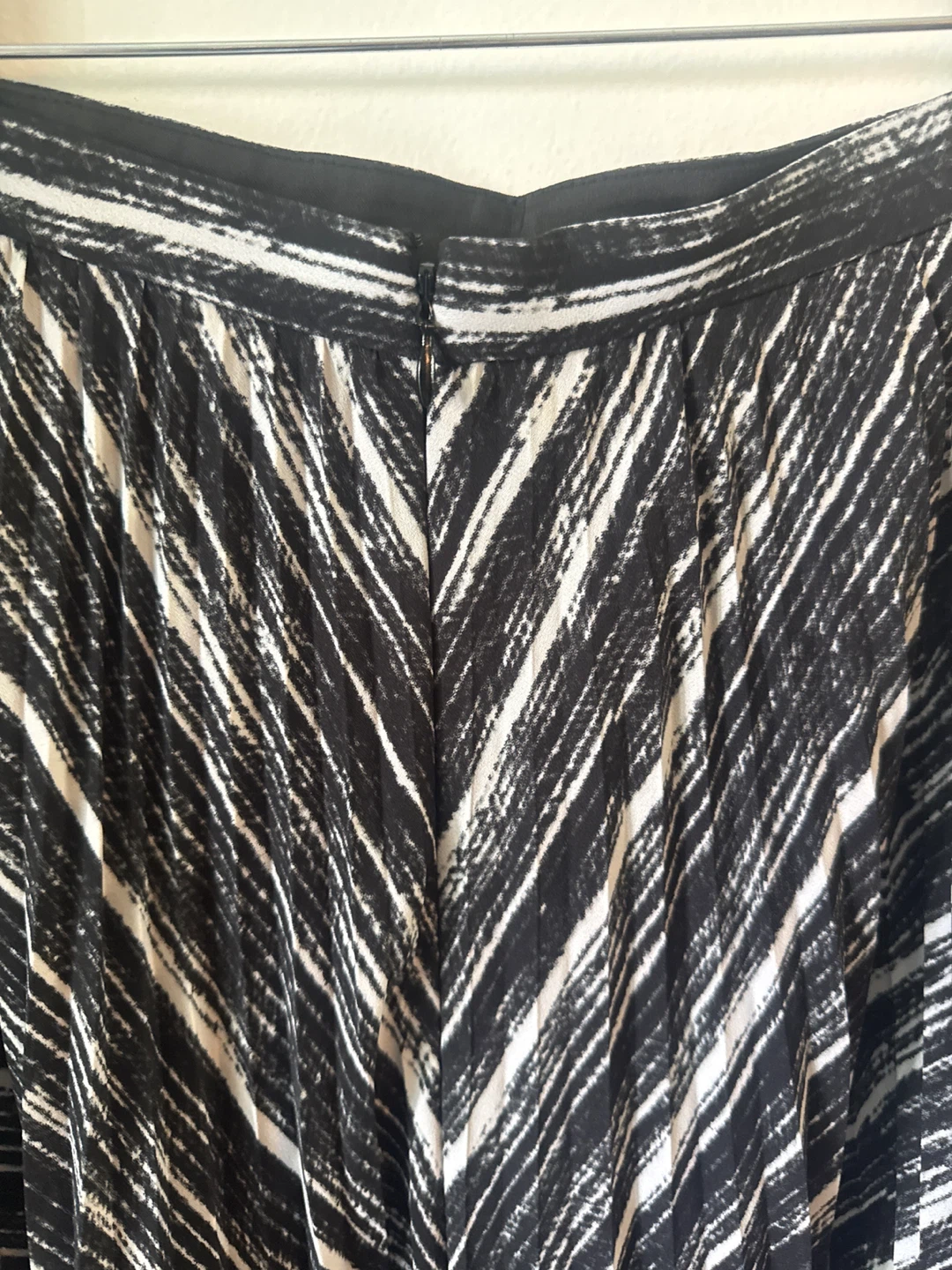 Banana Republic Pleated Skirt Size 4 - photo 3
