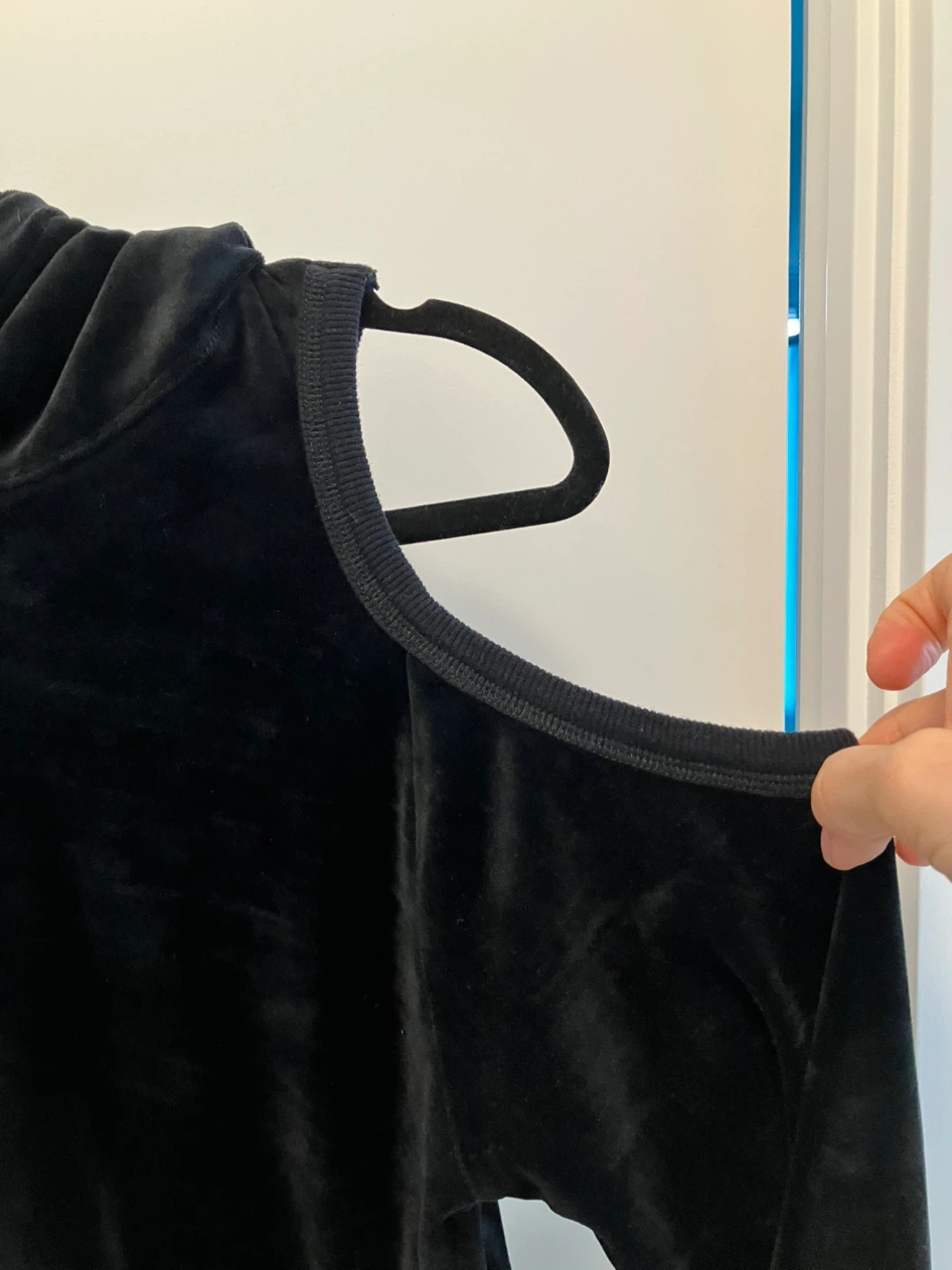 Highline Collective Black Velour Cold Shoulder Hoodie S/P - photo 4