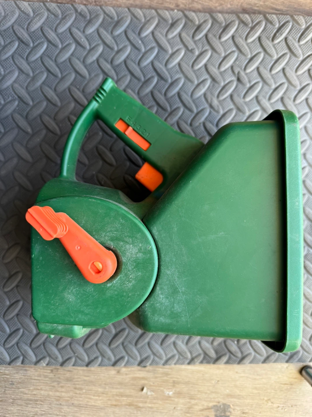 Scotts Lawn Spreader - photo 2