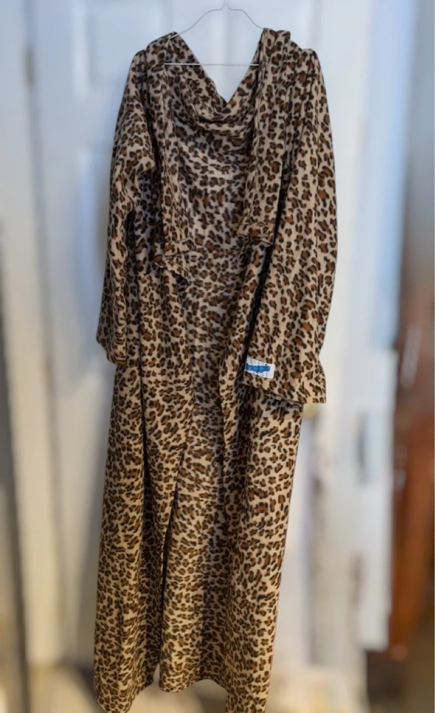 New Leopard Print Snuggie Wearable Blanket - photo 2
