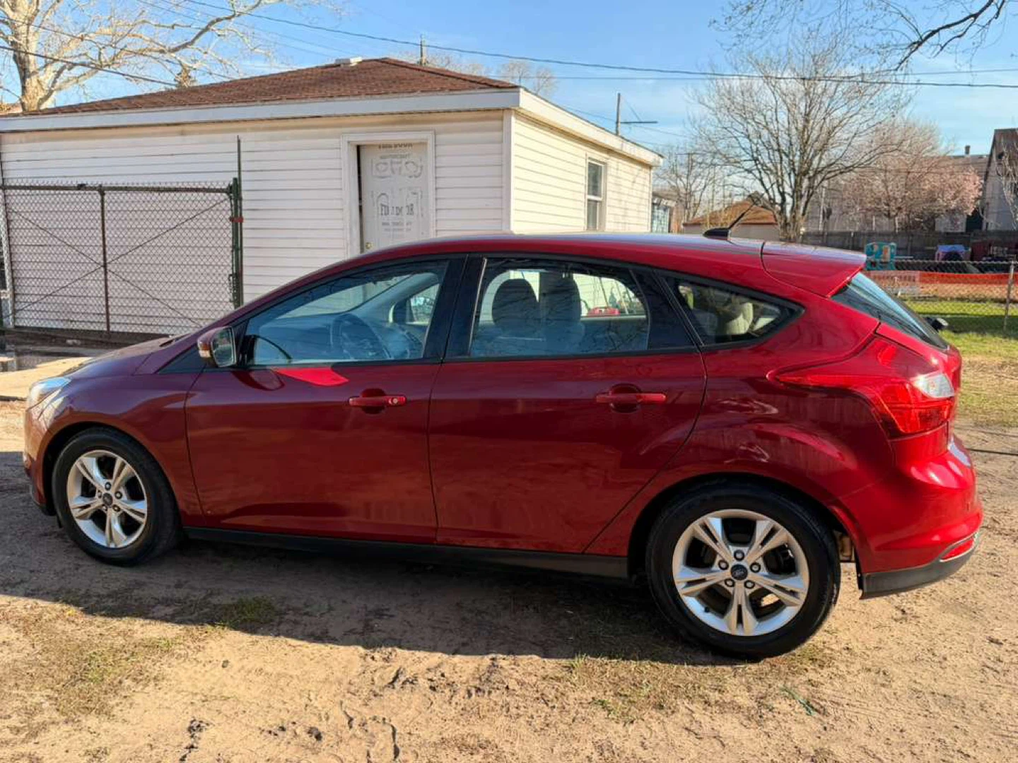 Red Ford Focus Hatchback 2014 - photo 2