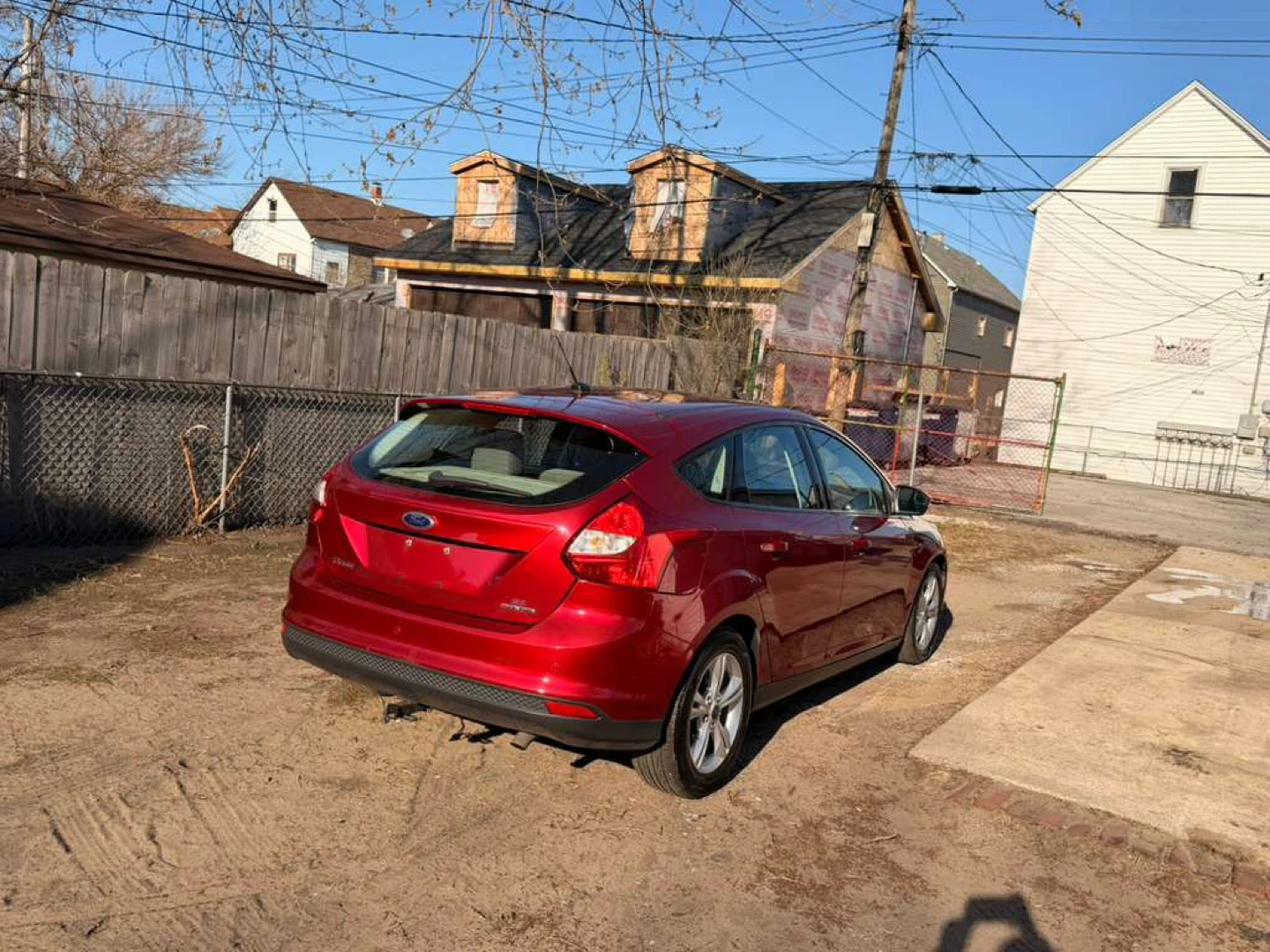Red Ford Focus Hatchback 2014 - photo 3