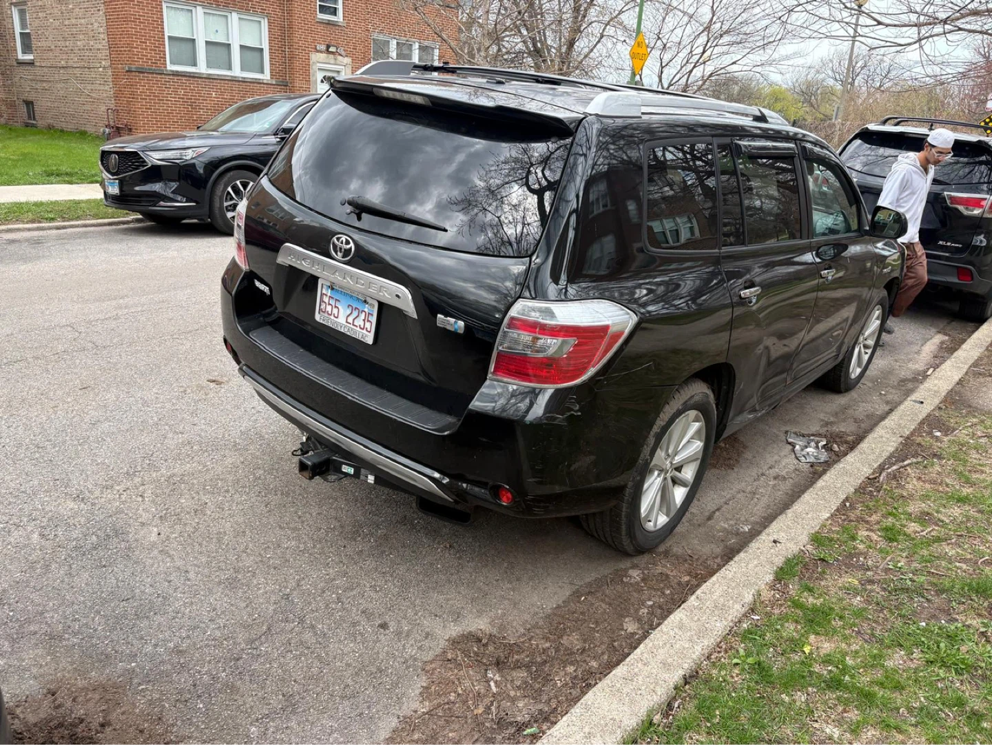 Black Toyota Highlander Hybrid SUV - photo 2