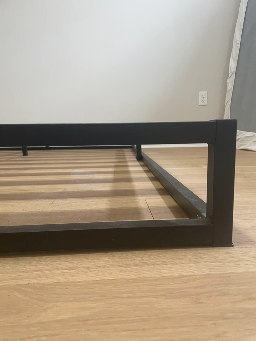 Queen bed frame low profile (15 cm) - photo 2