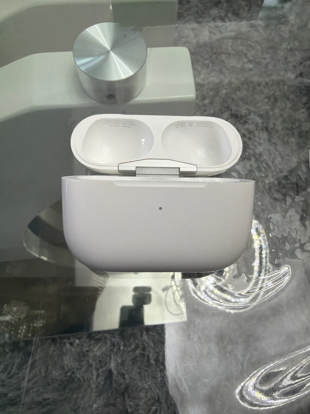 Apple AirPods Pro with Wireless Charging Case - photo 2