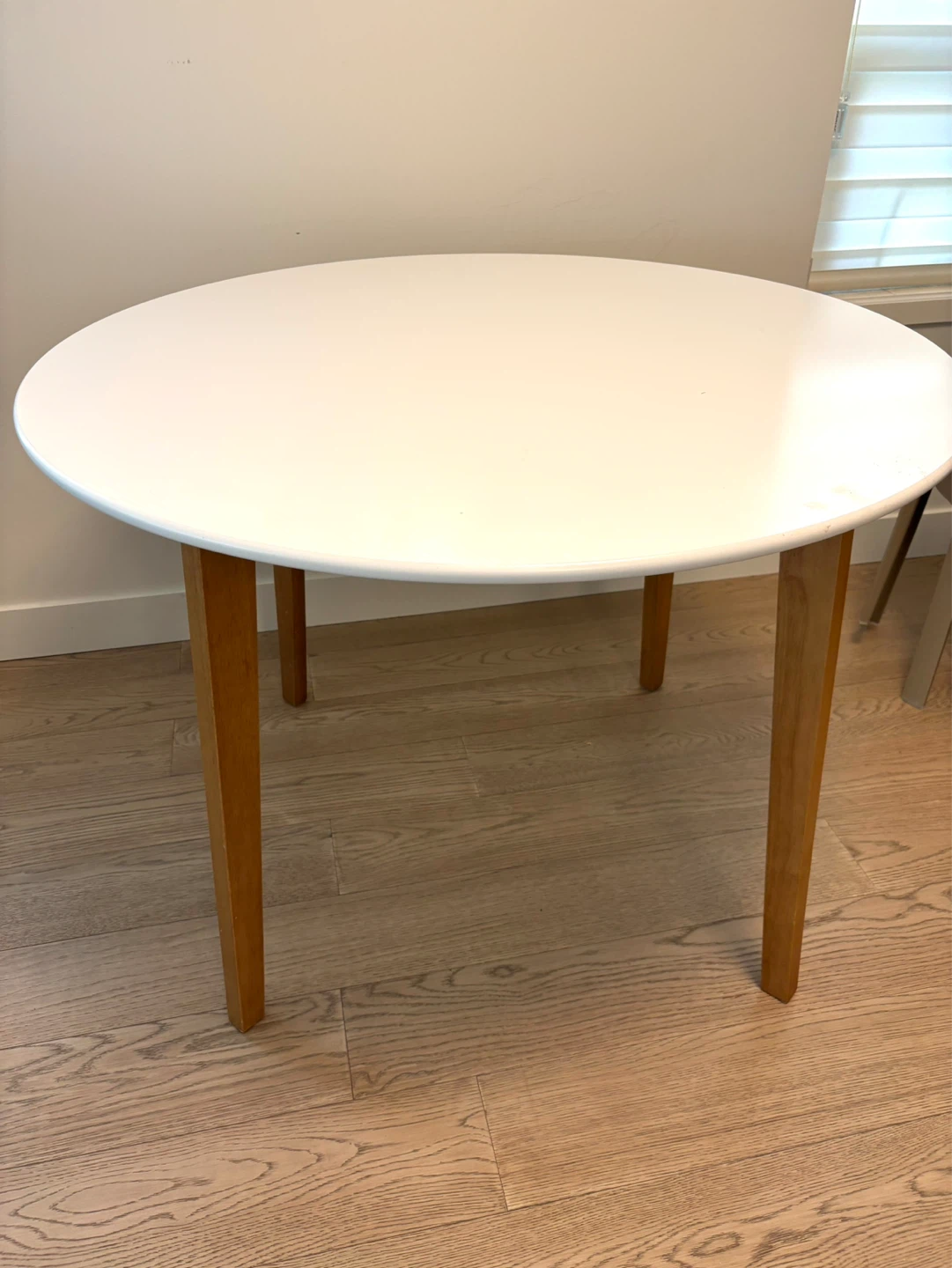 JEGIND Round Dining Table - 105 cm Diameter