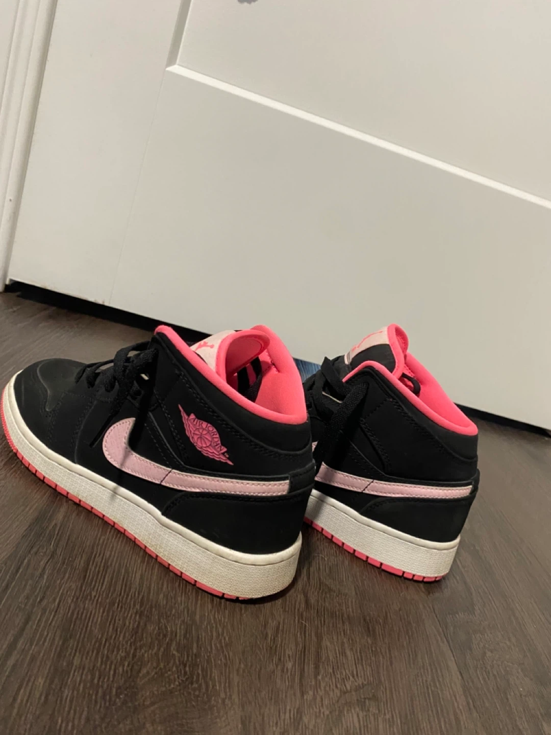 Jordan 1 Mid SE Youth Black Pink Sneakers
