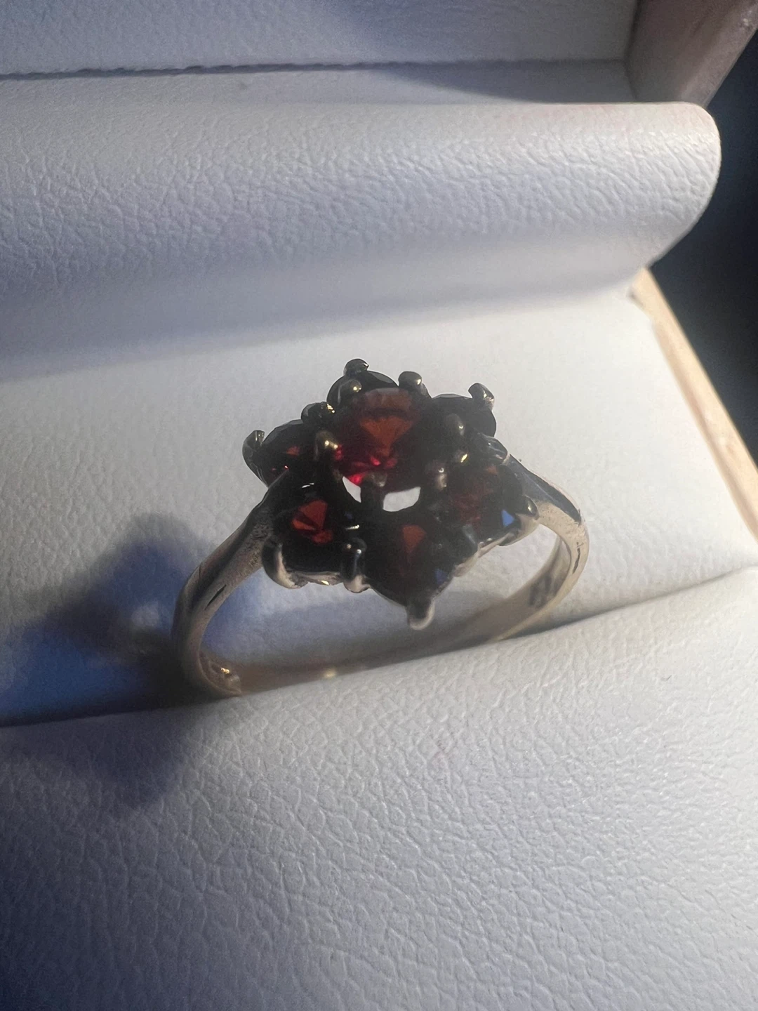 9 k Gold Garnet Flower Ring