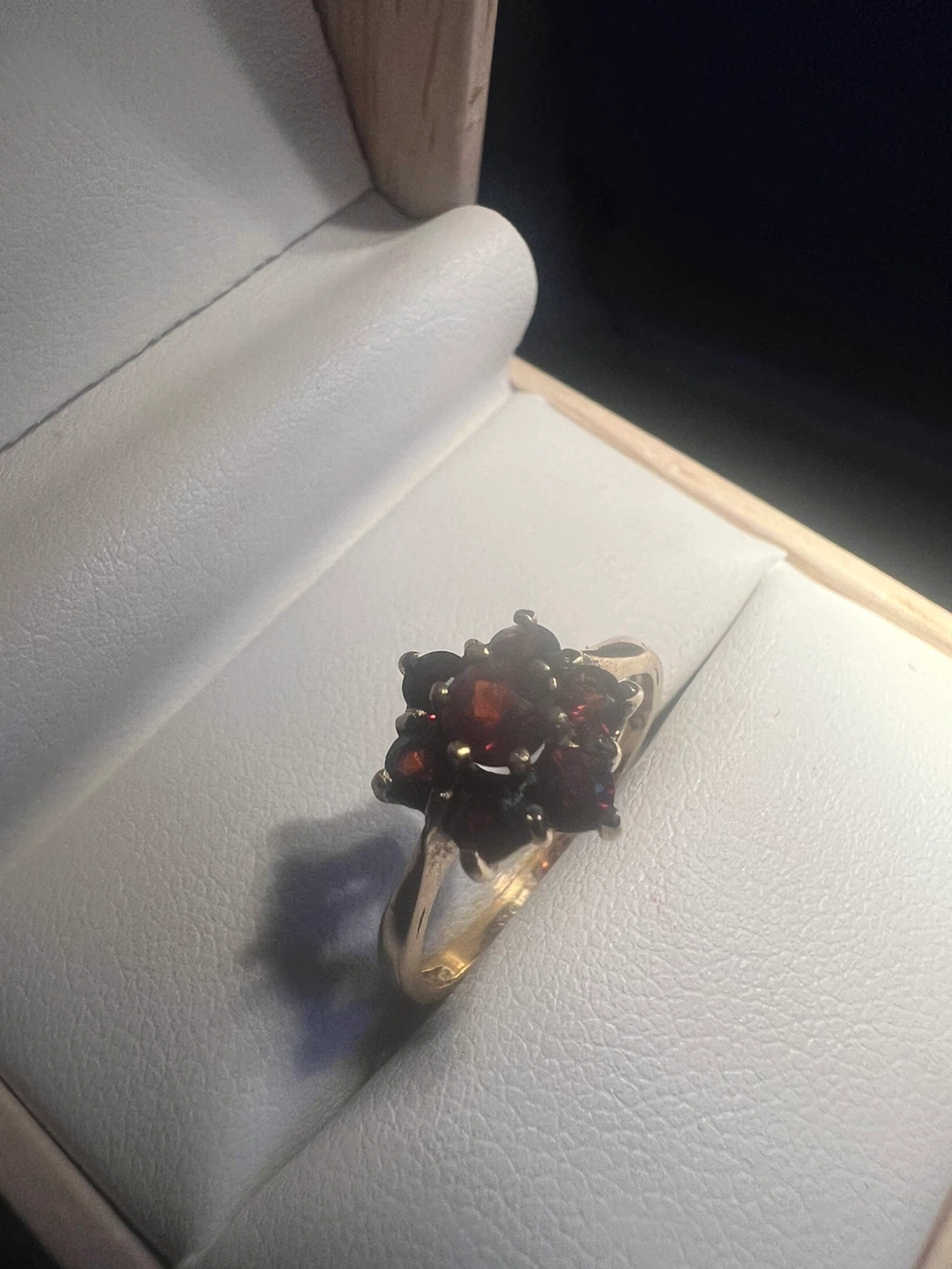 9 k Gold Garnet Flower Ring - photo 2