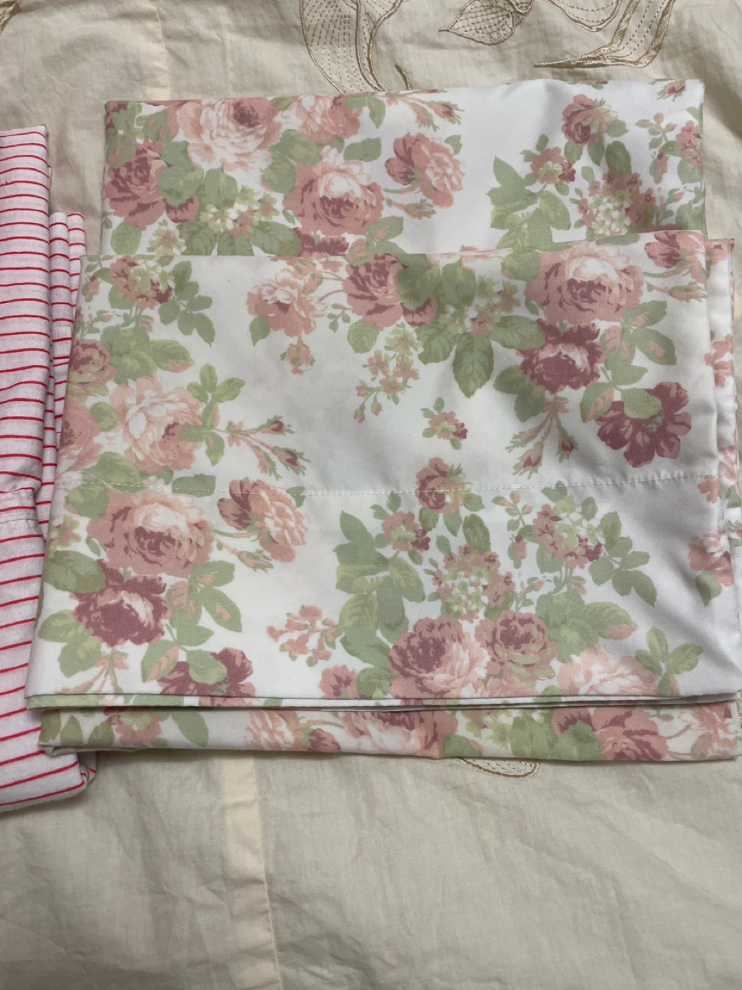 2 queen Flat sheets  & Floral Prints pillow covers - photo 3