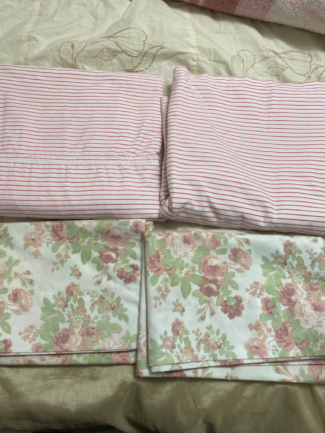 2 queen Flat sheets  & Floral Prints pillow covers