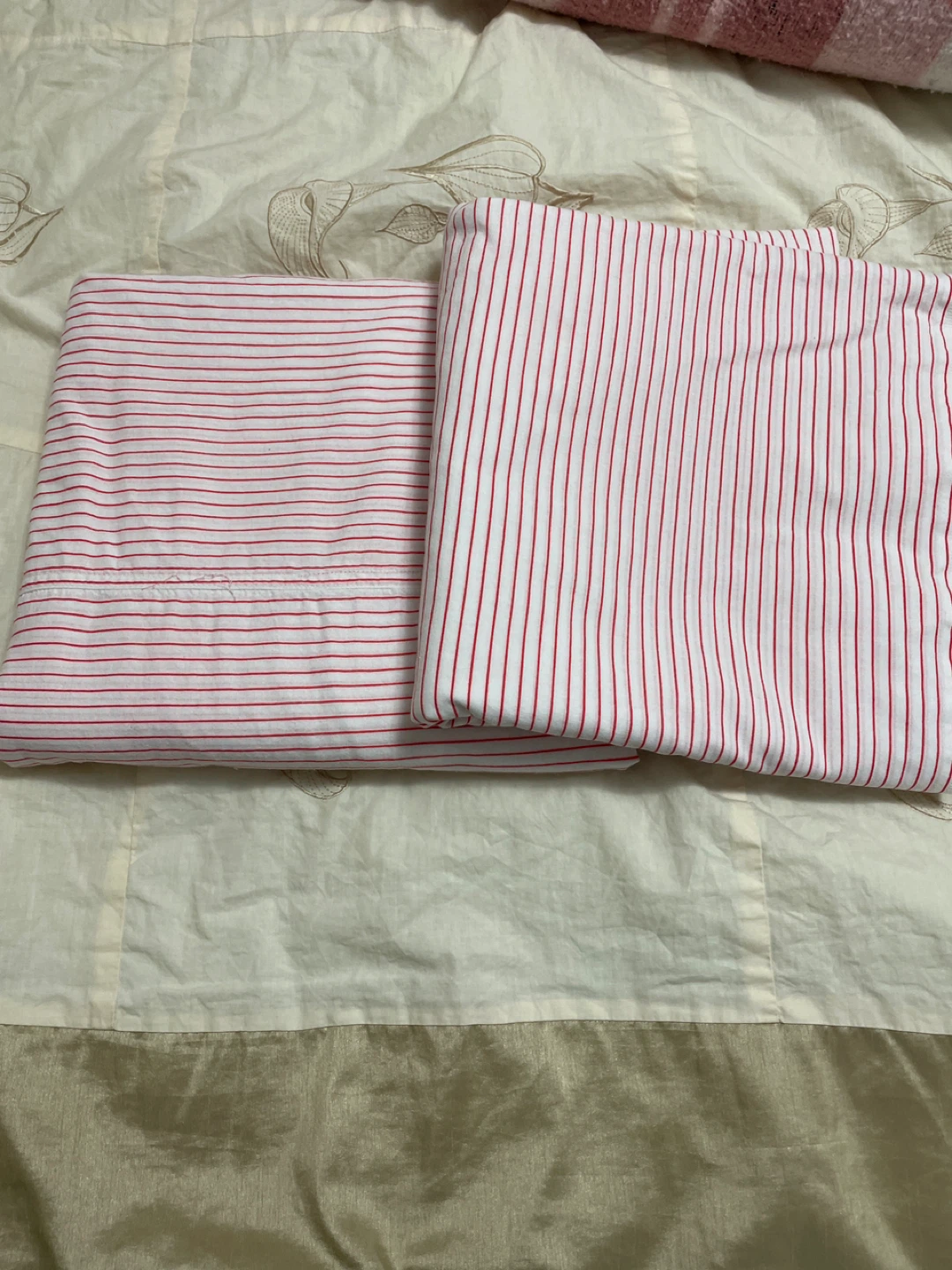 2 queen Flat sheets  & Floral Prints pillow covers - photo 2