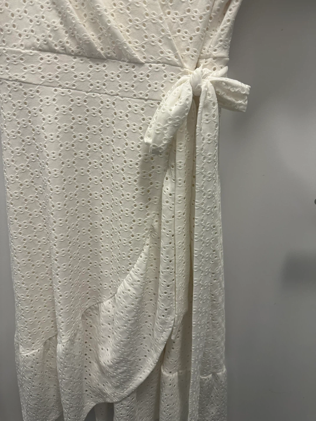 *Like new* Ladies White Eyelet Wrap Dress - photo 5