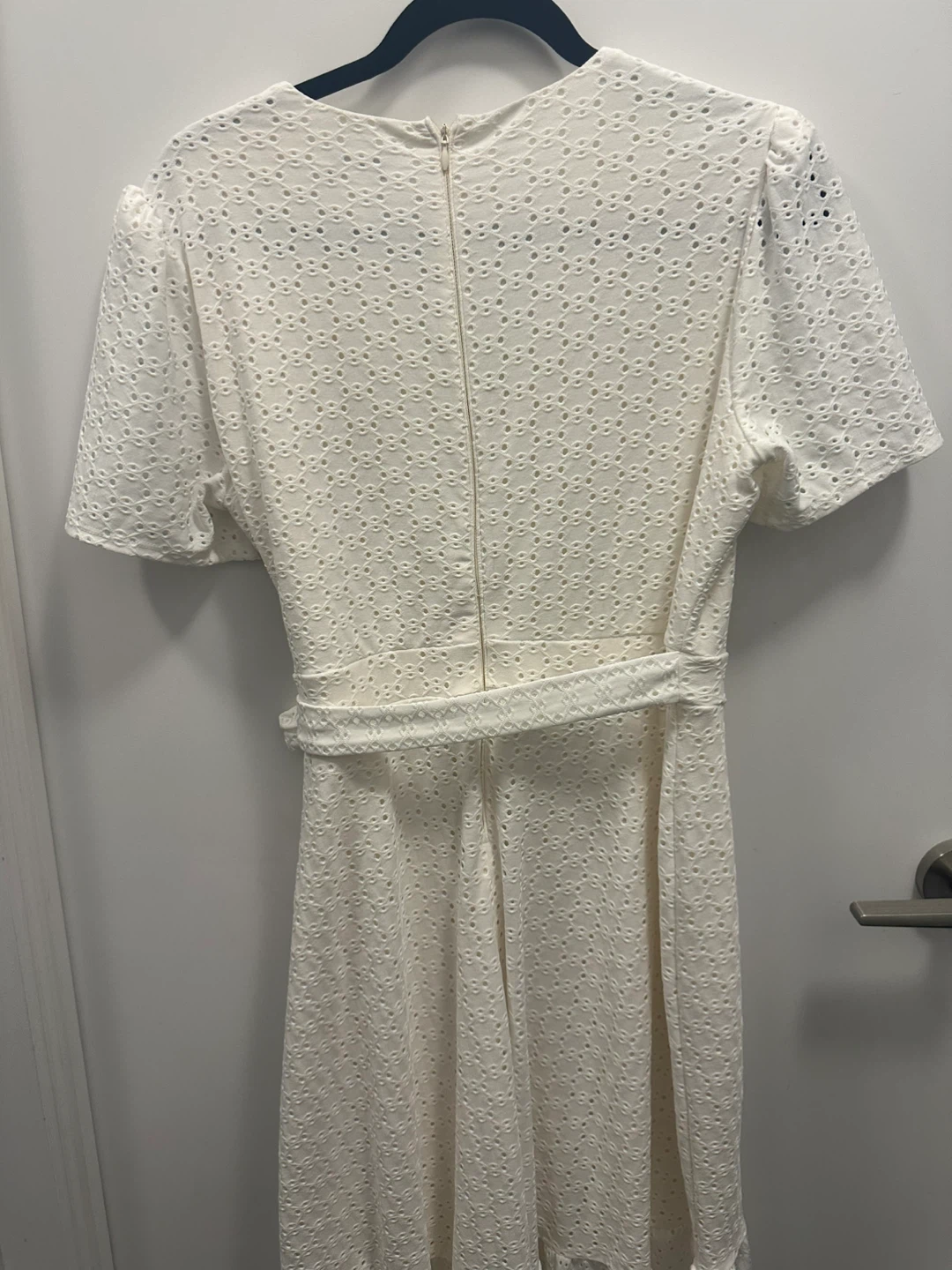 *Like new* Ladies White Eyelet Wrap Dress - photo 3