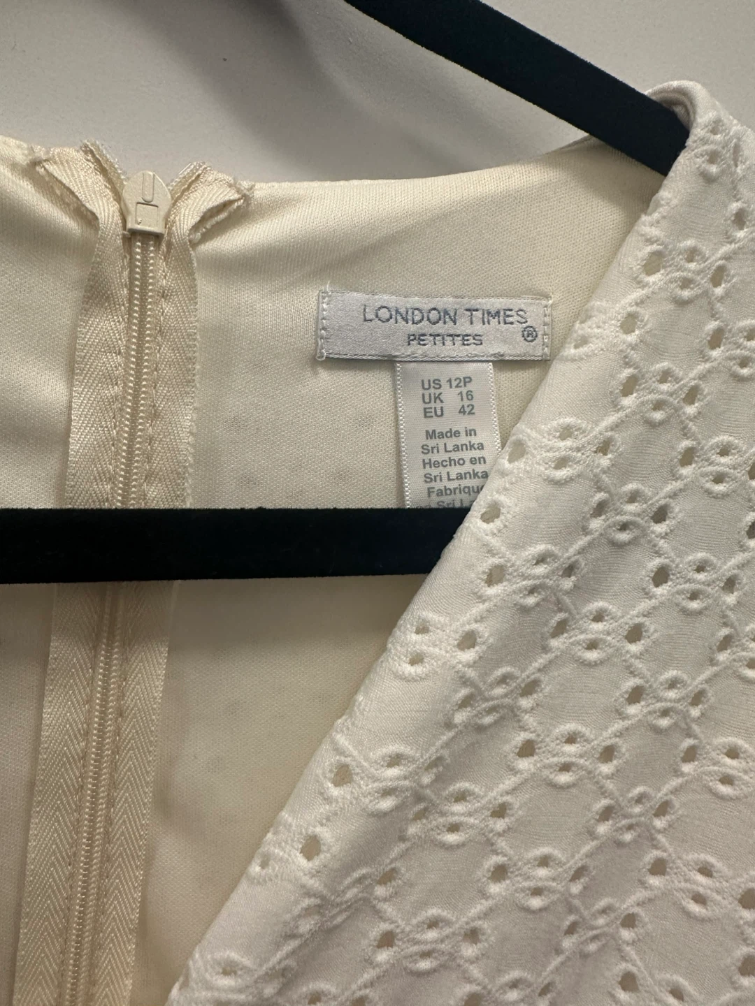 *Like new* Ladies White Eyelet Wrap Dress - photo 4