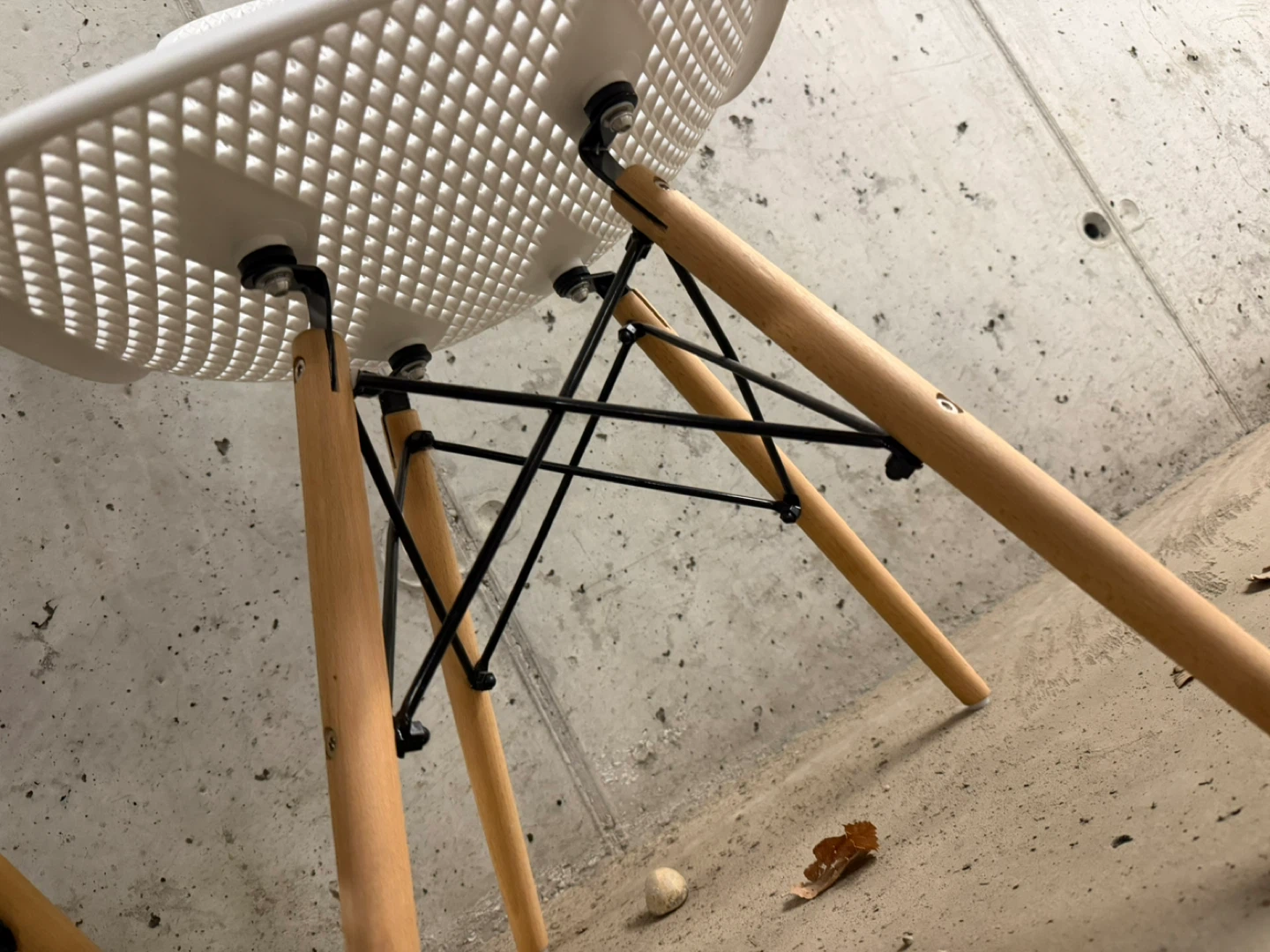 Pair of White Modern Chairs with Wooden Legs - photo 2