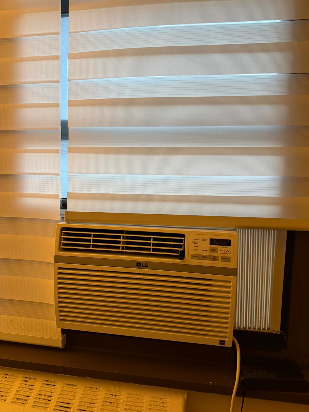 LG Window Air Conditioner w/ Remote – Ice Cold – Works Perfect - photo 2