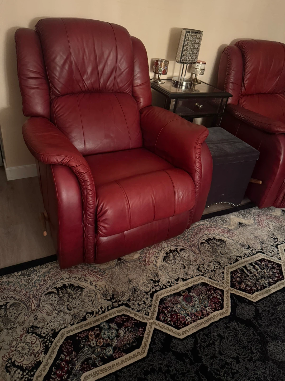 La-Z-Boy Recliner -  Leather - photo 2
