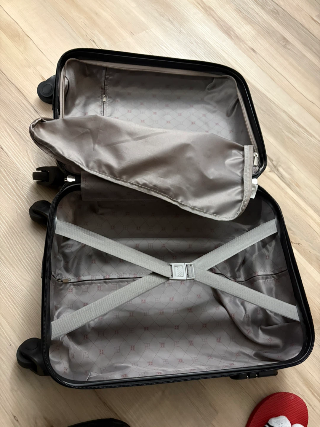 Black Hardshell Spinner Suitcase - photo 2