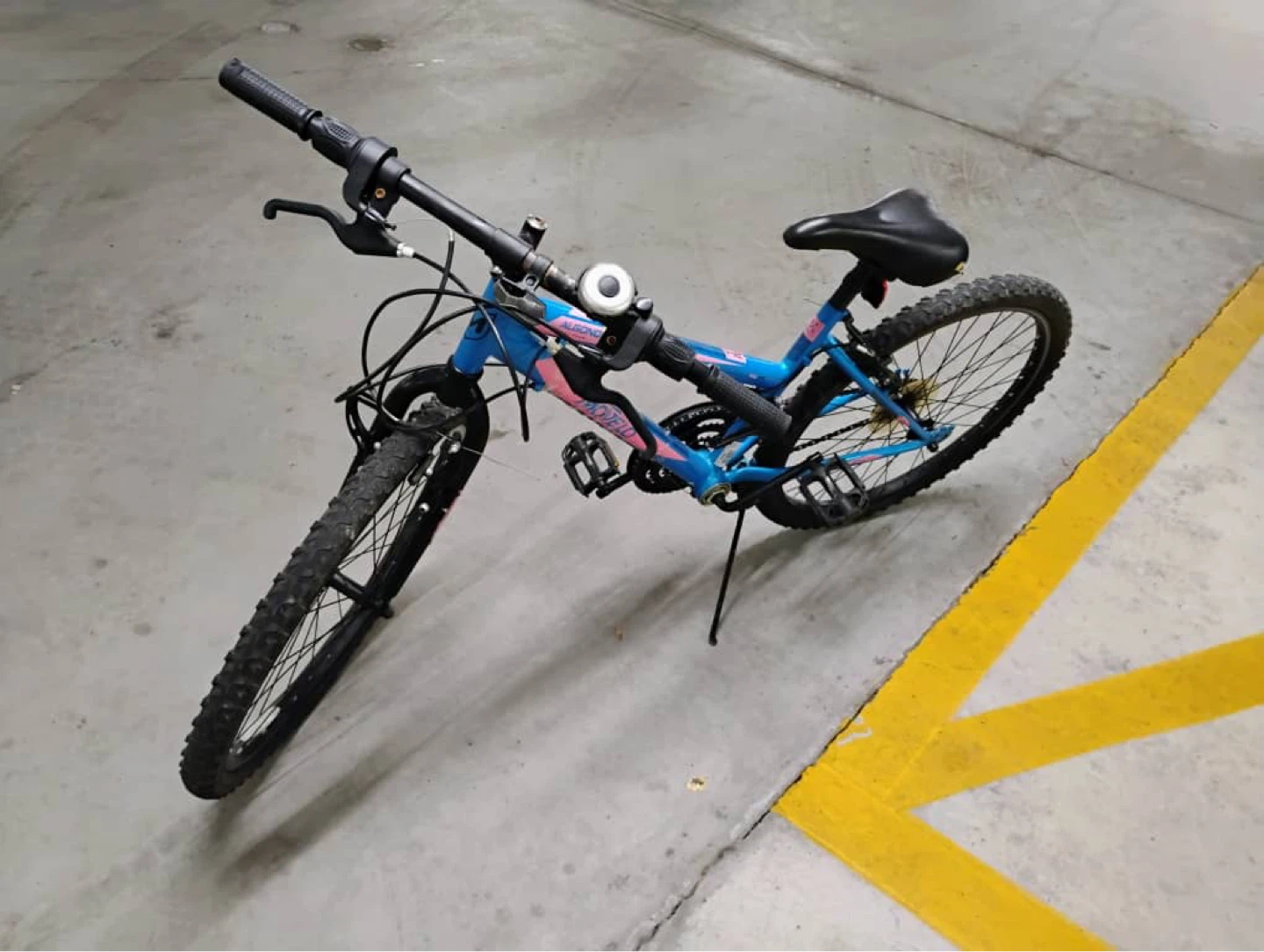 Movelo Blue Bike size 24