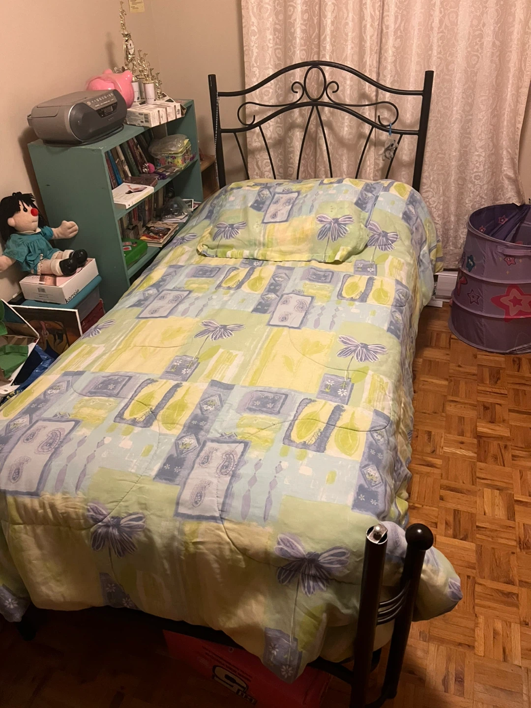 Single bed frame and mattress