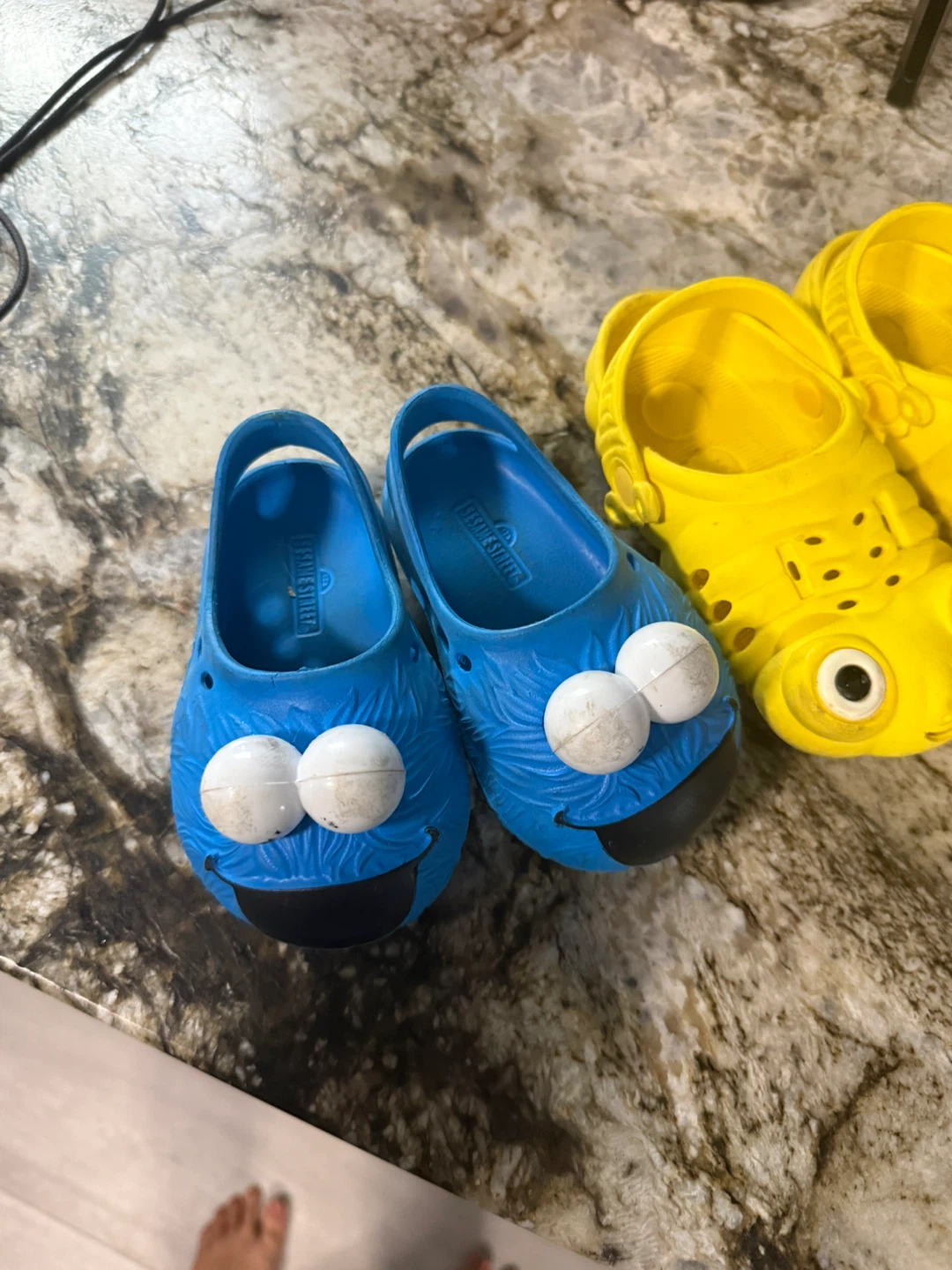 Kids Yellow Frog Clogs Size Small - photo 3