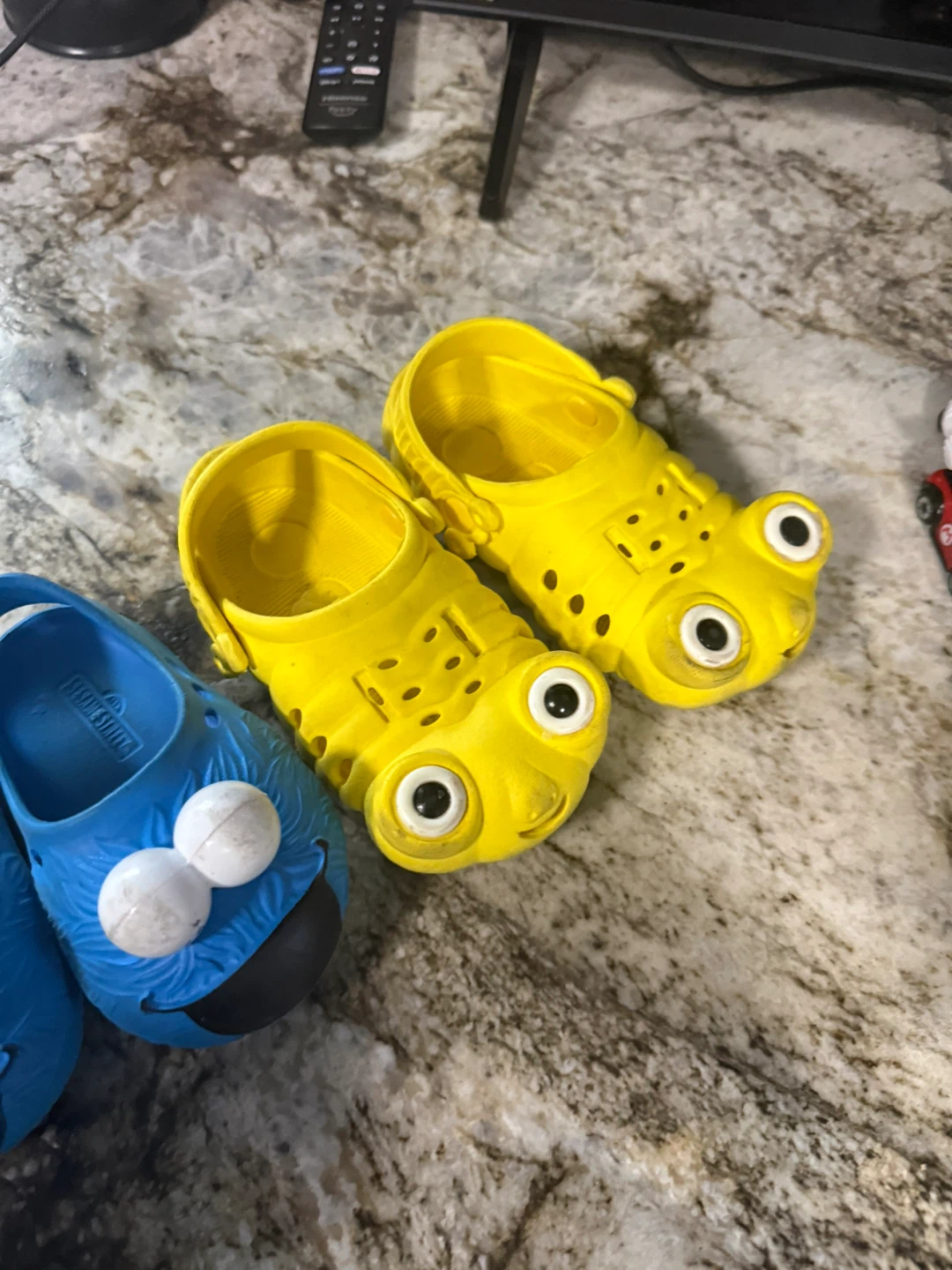Kids Yellow Frog Clogs Size Small - photo 2