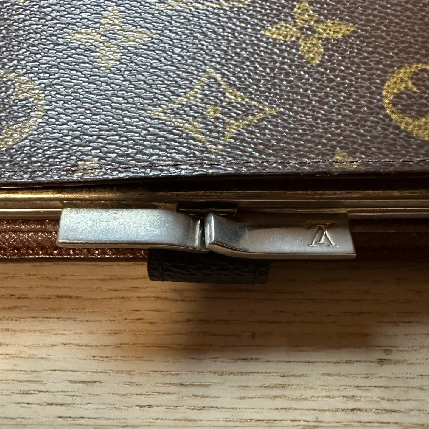 LOUIS VUITTON Kisslock Monogram Bifold Wallet - photo 2