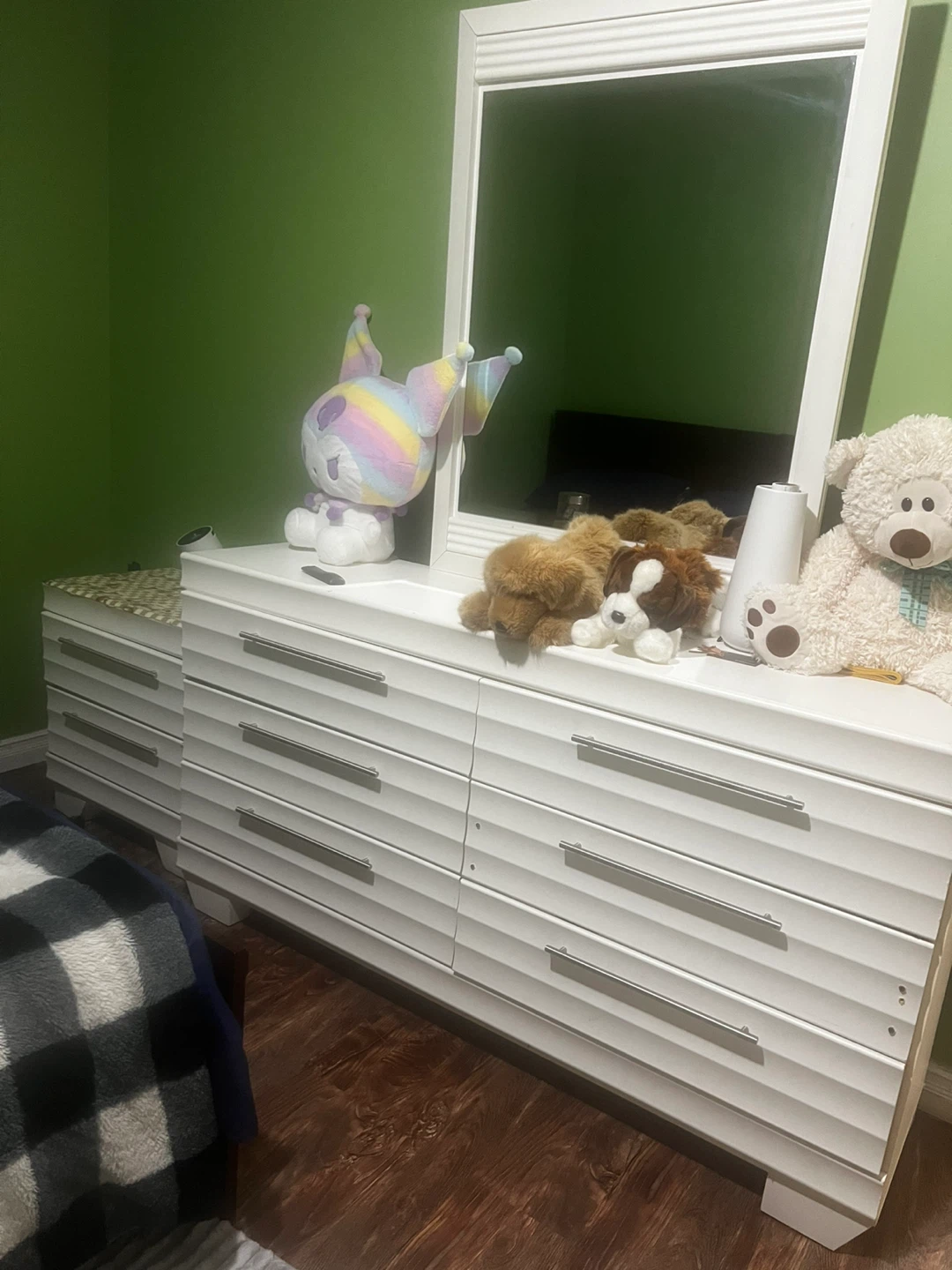 White dresser with mirror - photo 2