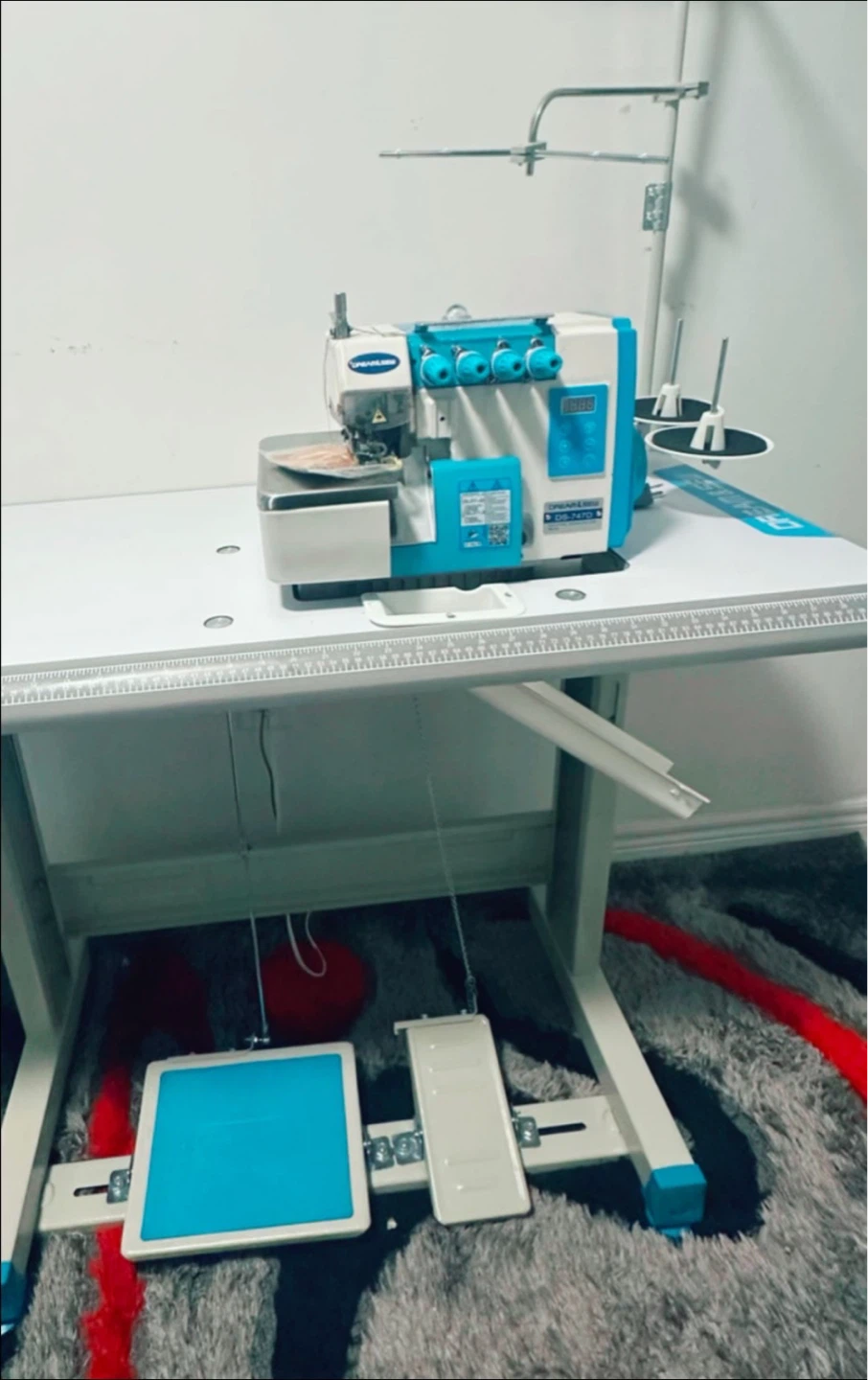 Dreamsew DS-747D Industrial Overlock Sewing Machine - photo 3